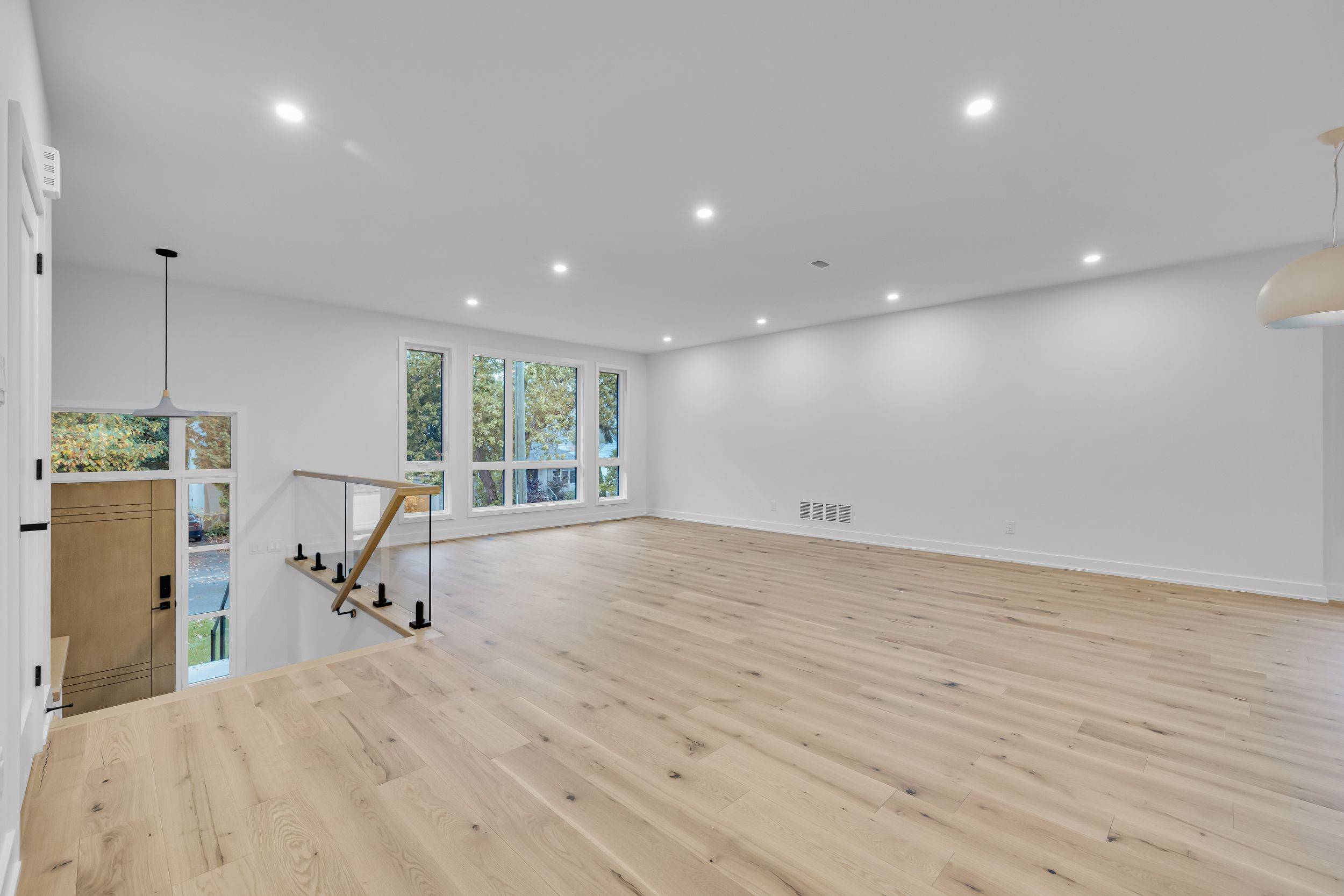 Woodroffe, ON K2B 5J9,481 Wentworth AVE