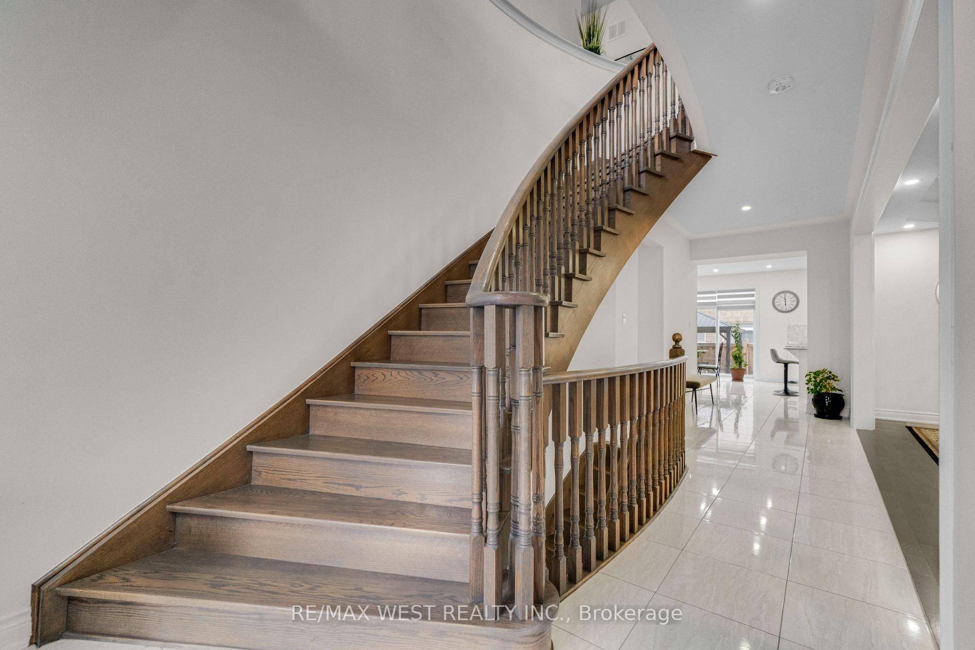 Brampton, ON L6Y 5Z2,5 Aries ST