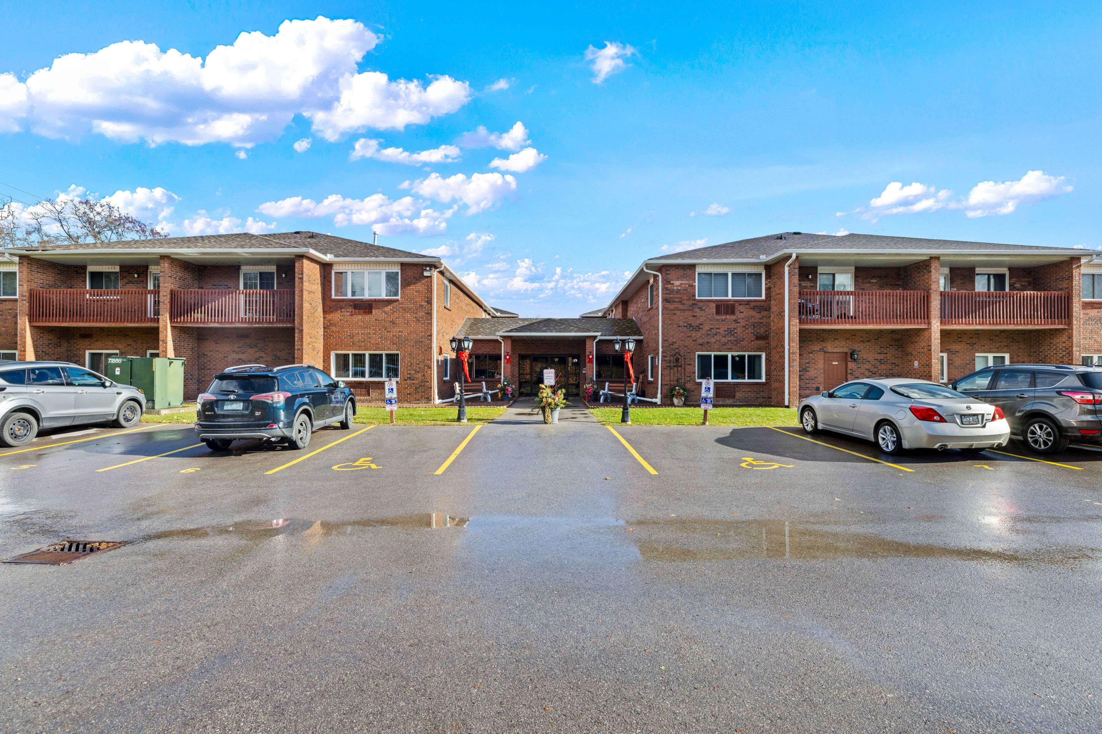 Peterborough, ON K9H 7M5,475 Parkhill RD W #213