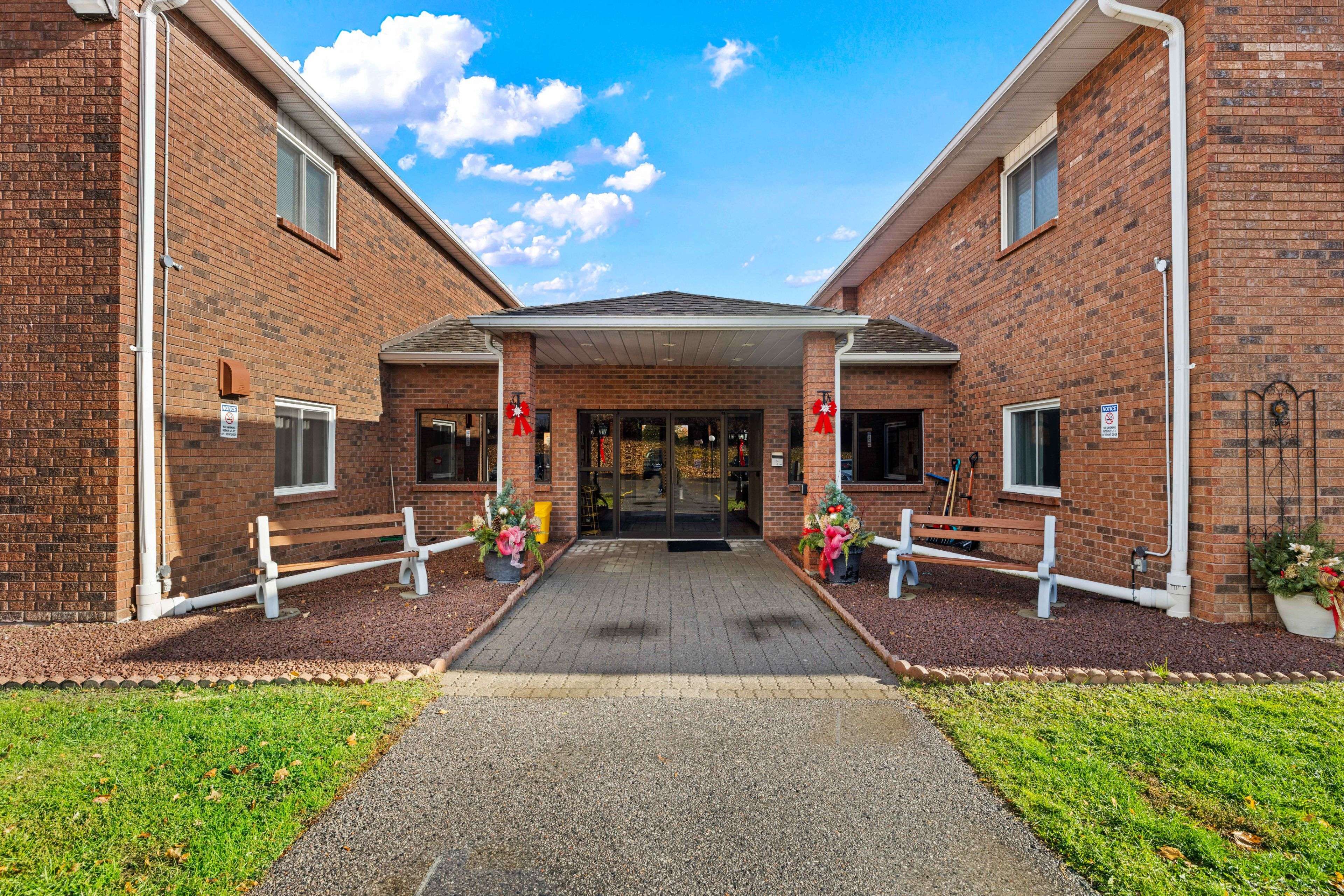 Peterborough, ON K9H 7M5,475 Parkhill RD W #213