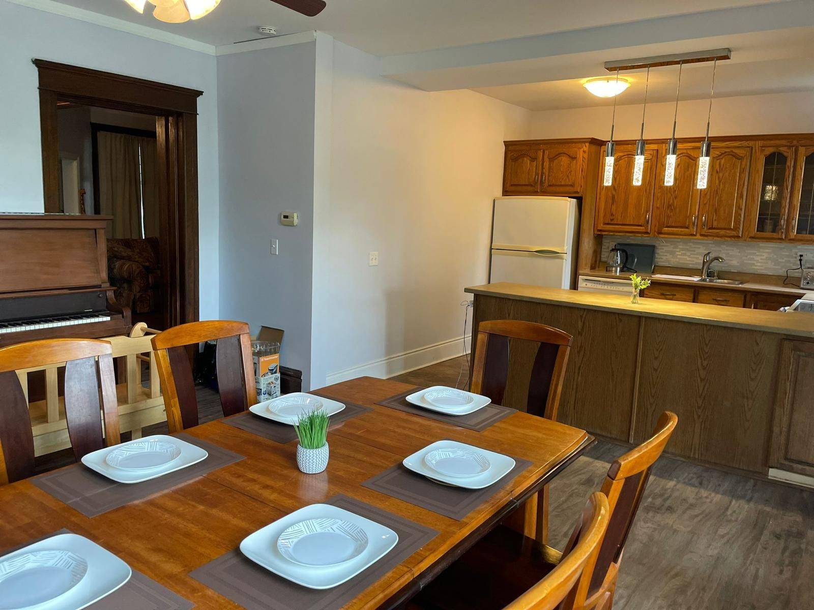 Chatham-kent, ON N7M 2Y8,180 Thames ST E