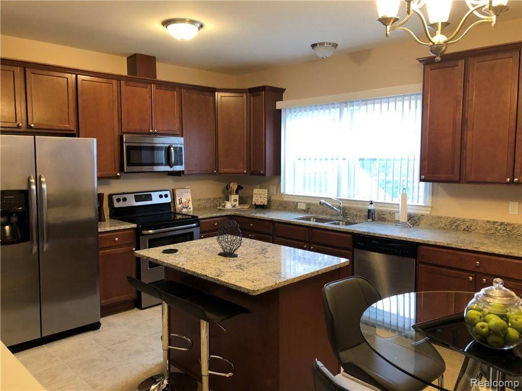 Detroit, MI 48214,200-21 Sea Breeze