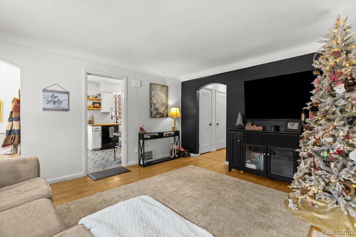 Grosse Pointe Woods, MI 48236,1818 Norwood DR