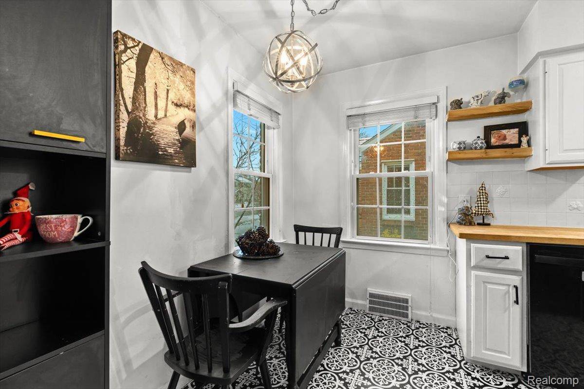 Grosse Pointe Woods, MI 48236,1818 Norwood DR