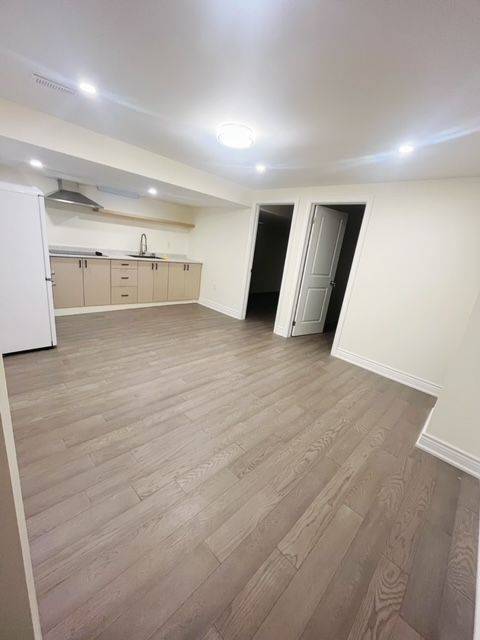 Newmarket, ON L3X 0C4,1300 Blencowe Cres (Bsmt) CRES