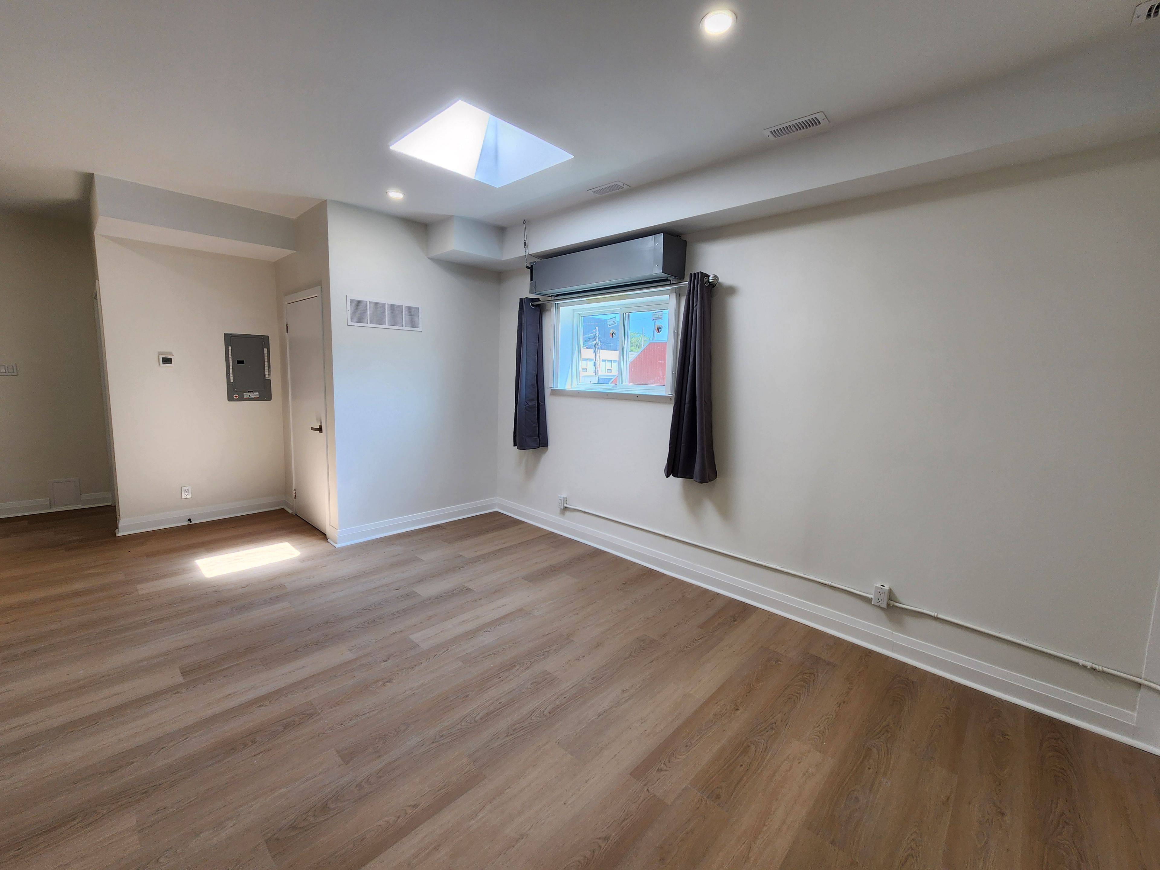 Toronto W02, ON M6H 1L8,998 Bloor ST W #3