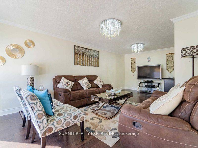 Brampton, ON L6V 2W3,76 Kingswood DR