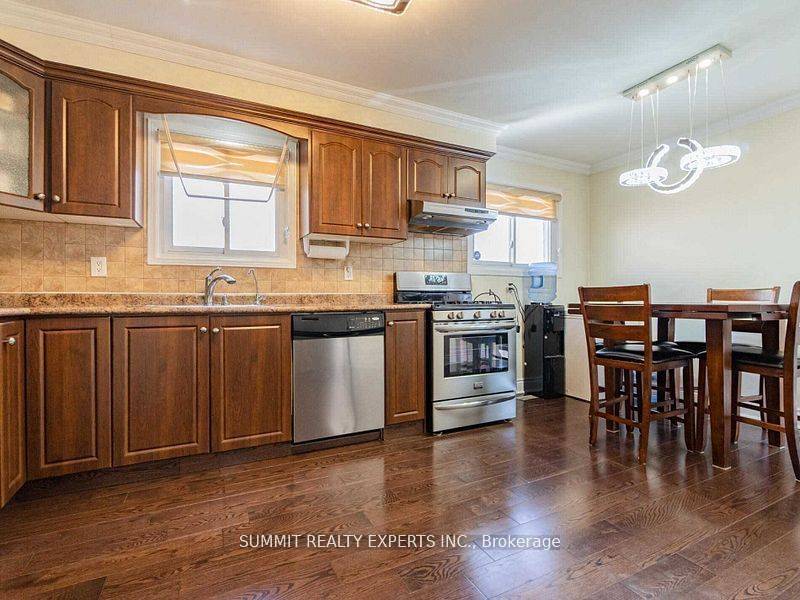 Brampton, ON L6V 2W3,76 Kingswood DR