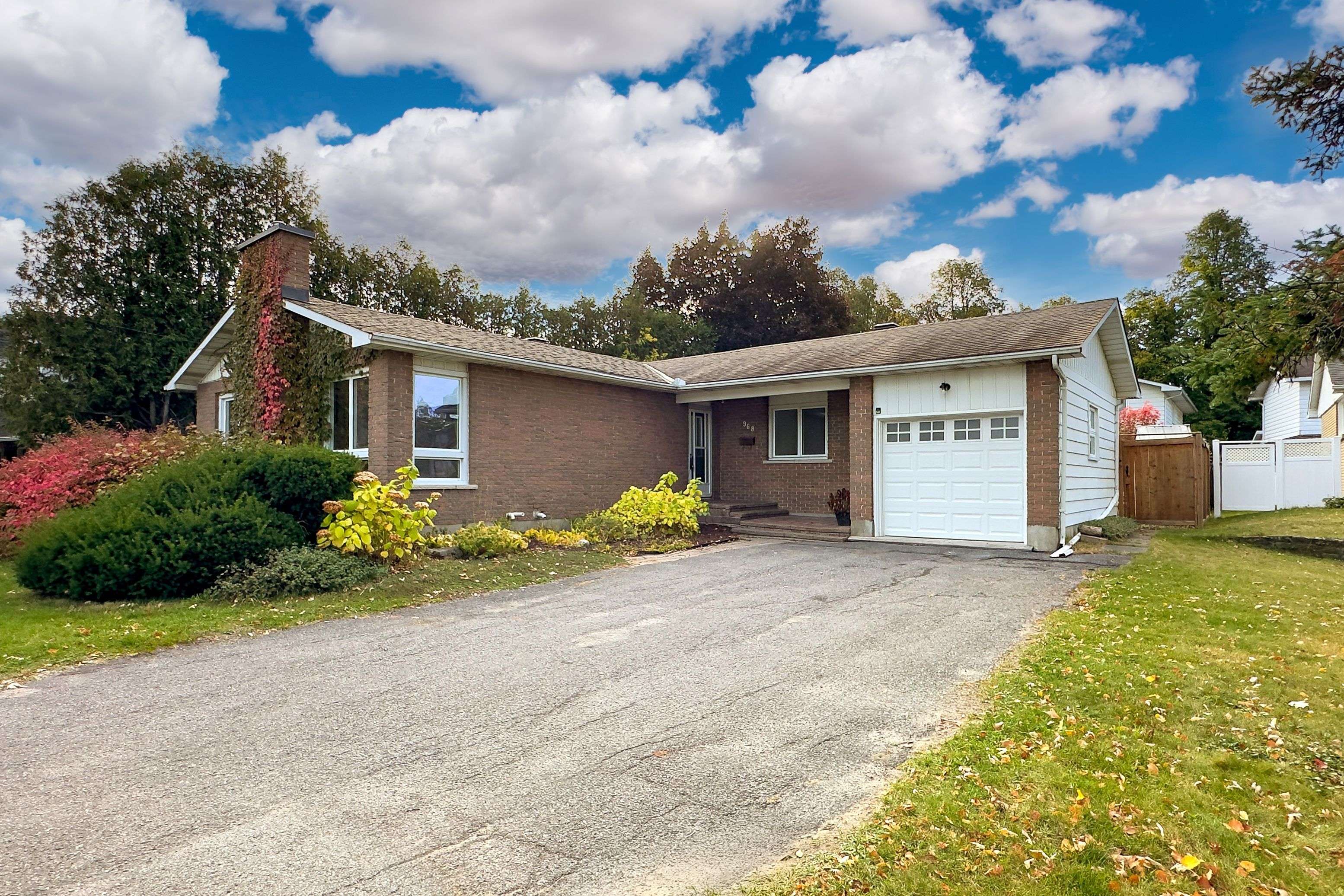 Billings Bridge - Riverside Park And Area, ON K1V 6R3,968 Walkley RD