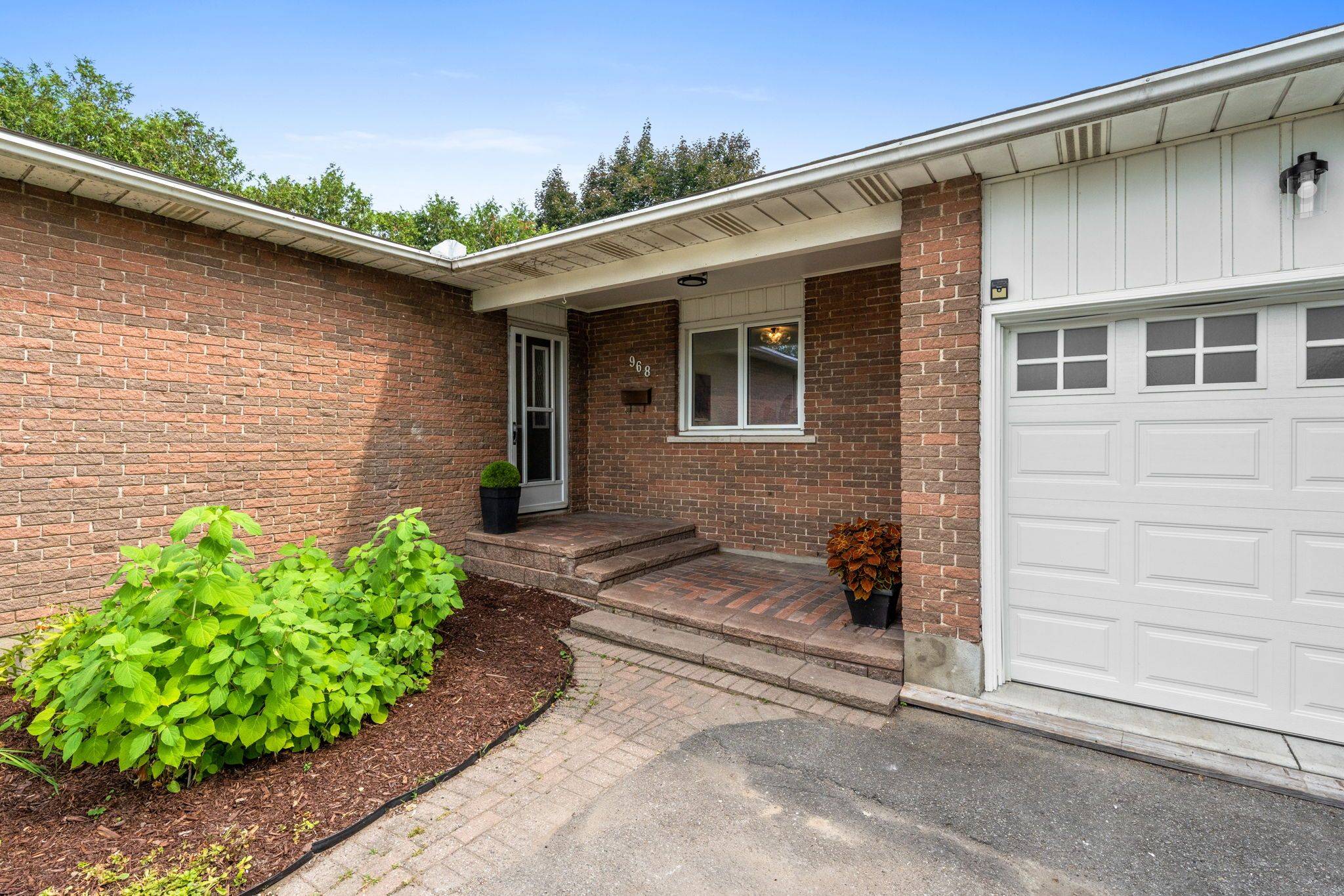 Billings Bridge - Riverside Park And Area, ON K1V 6R3,968 Walkley RD