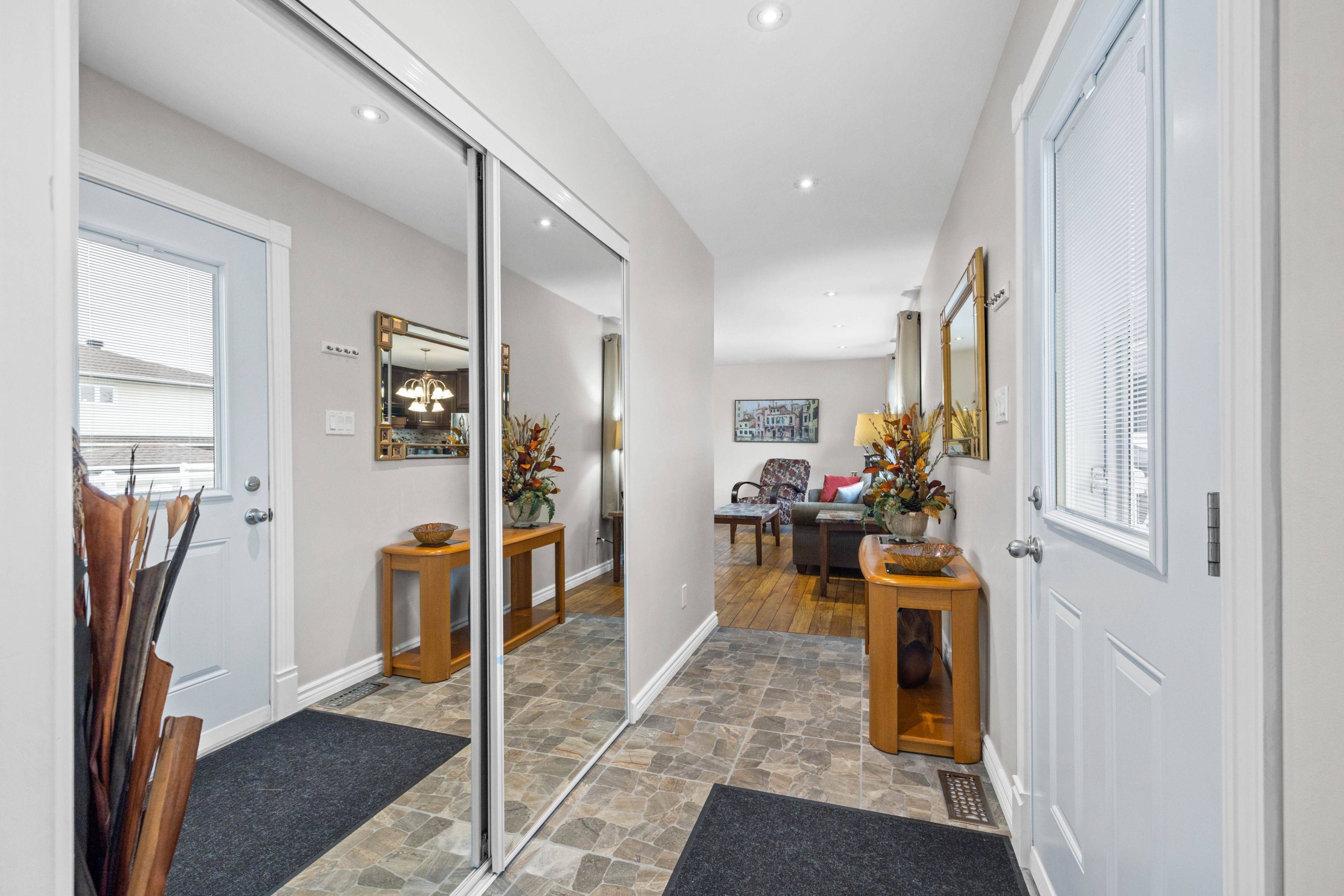 Cyrville - Carson Grove - Pineview, ON K1B 3L1,1396 Maxime ST