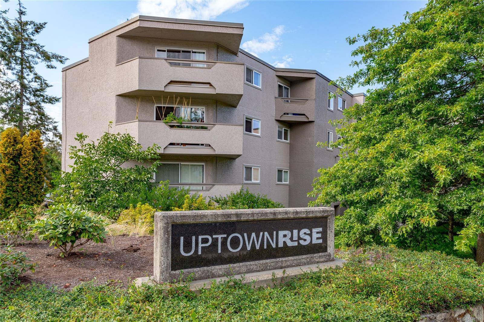 Saanich, BC V8X 1H8,3800 Quadra St #303