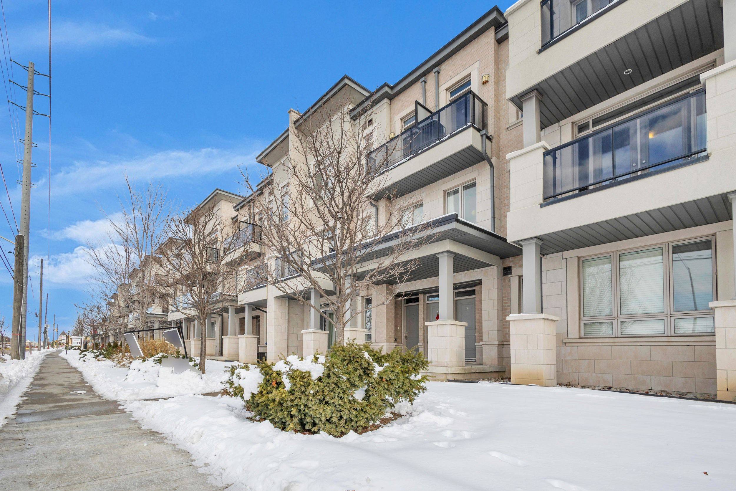 Vaughan, ON L6A 4G5,9601 Jane ST #9