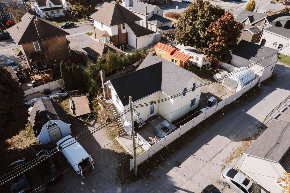 St. Catharines, ON L2T 1G4,14 Chestnut LN