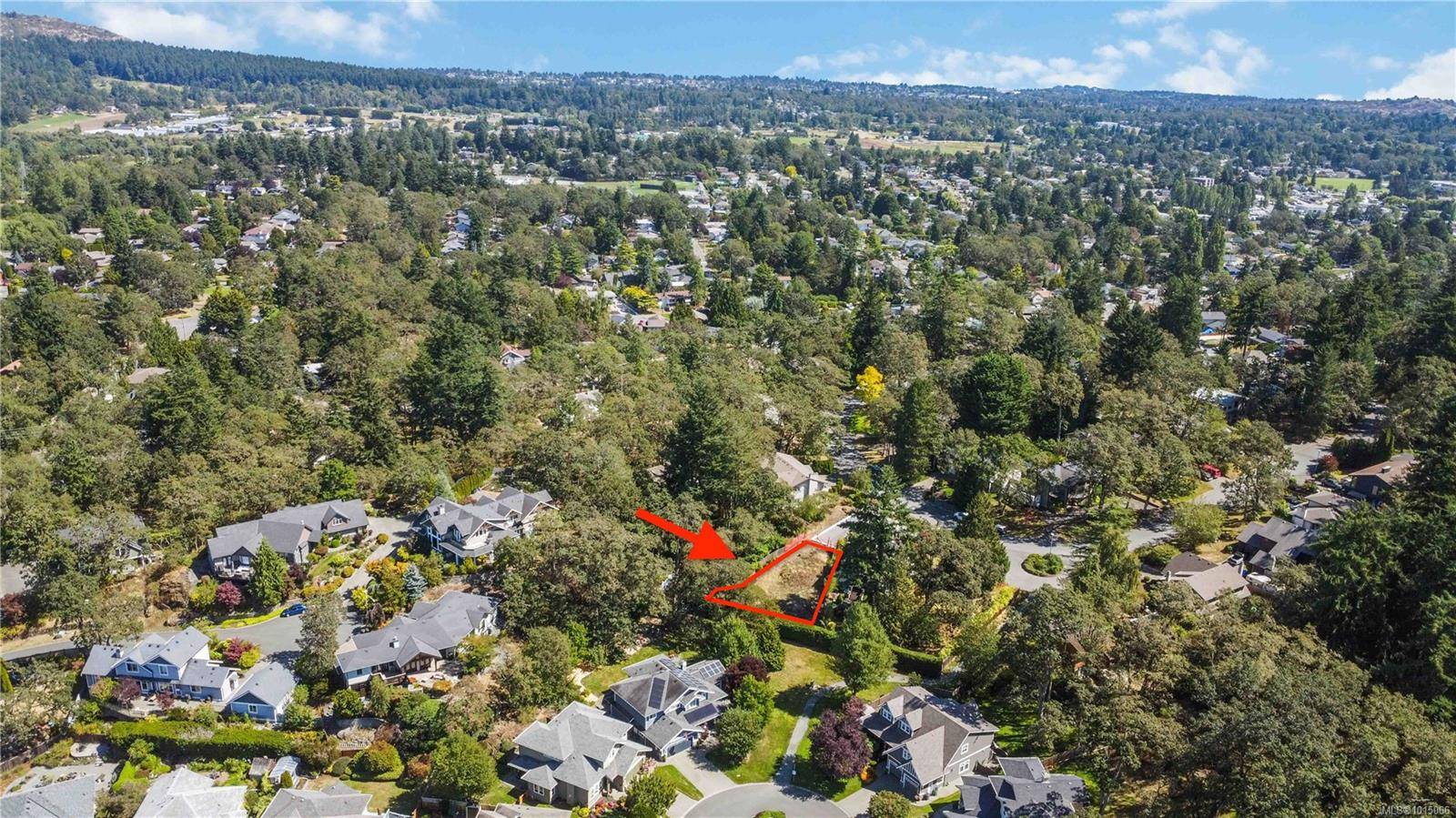 Saanich, BC V8X 3L7,929 Woodhall Dr