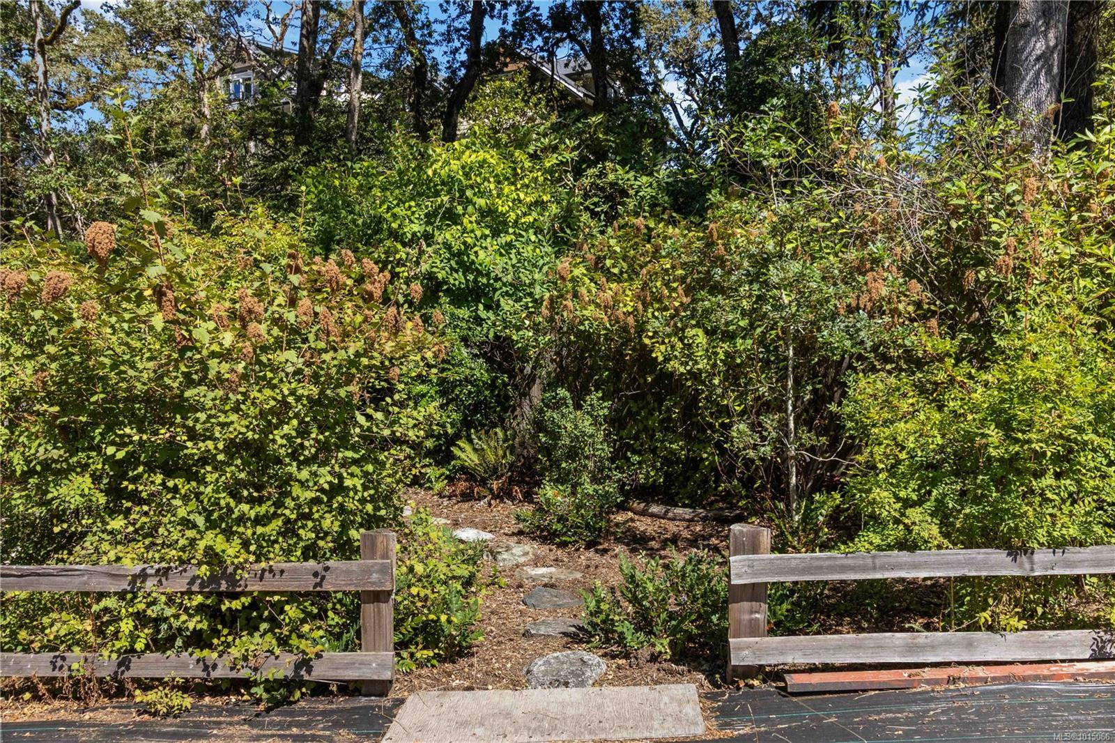 Saanich, BC V8X 3L7,929 Woodhall Dr