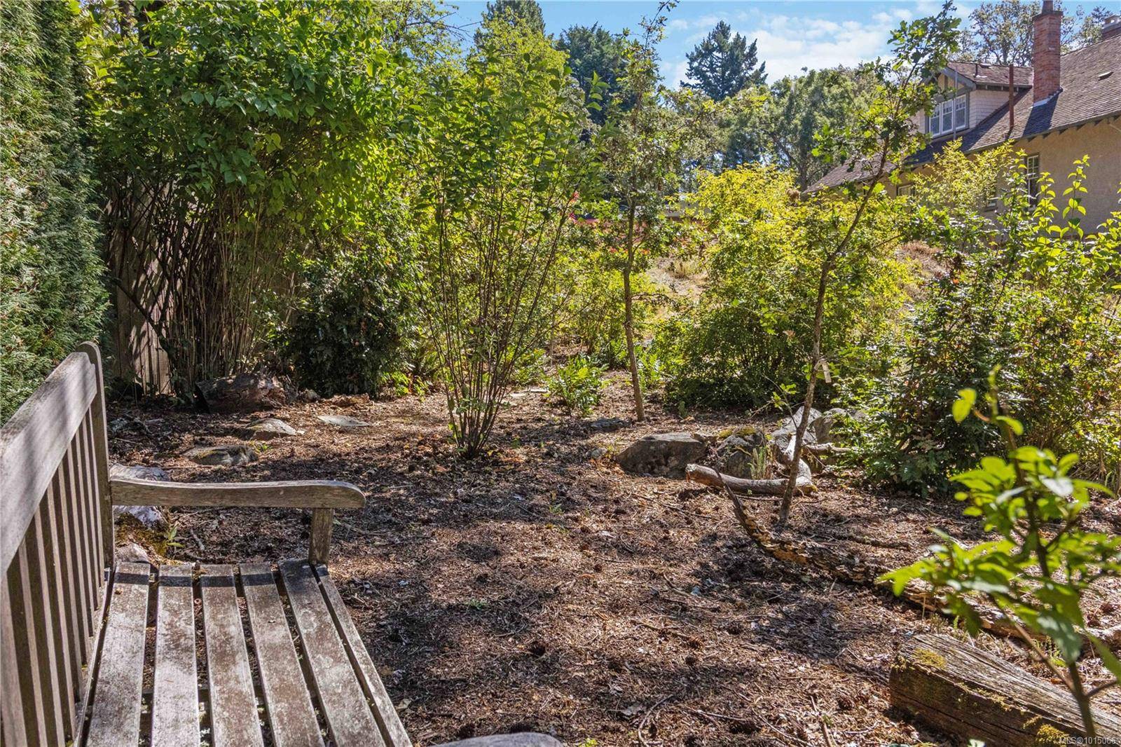 Saanich, BC V8X 3L7,929 Woodhall Dr