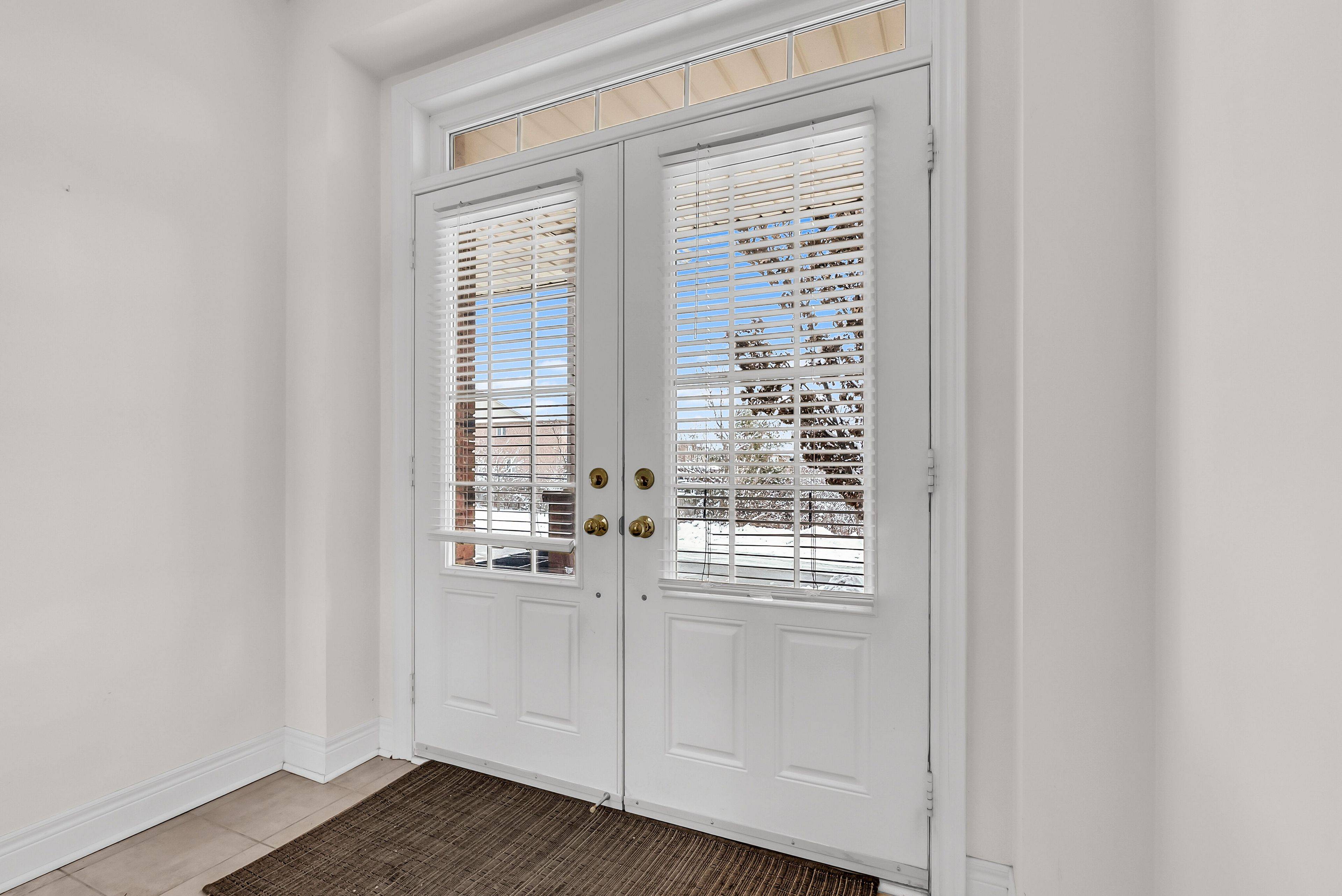 Vaughan, ON L6A 4H1,320 Ravineview DR #9