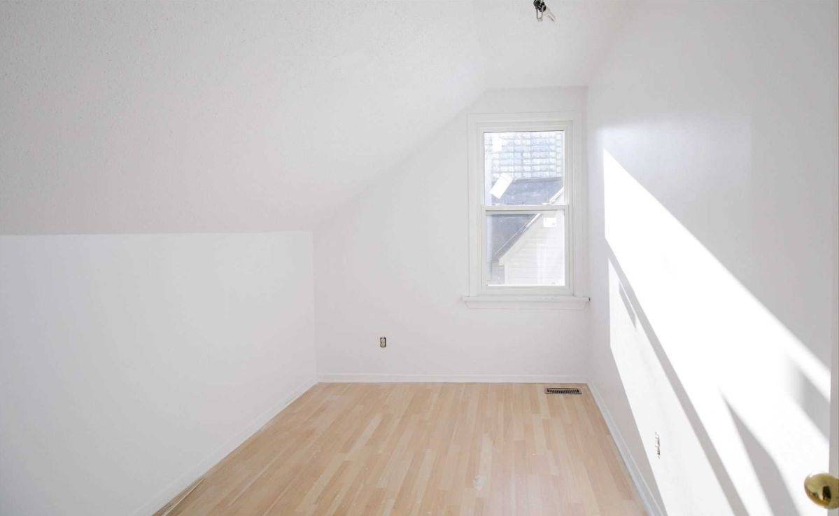 Burlington, ON L7S 1H4,1354 Caroline ST