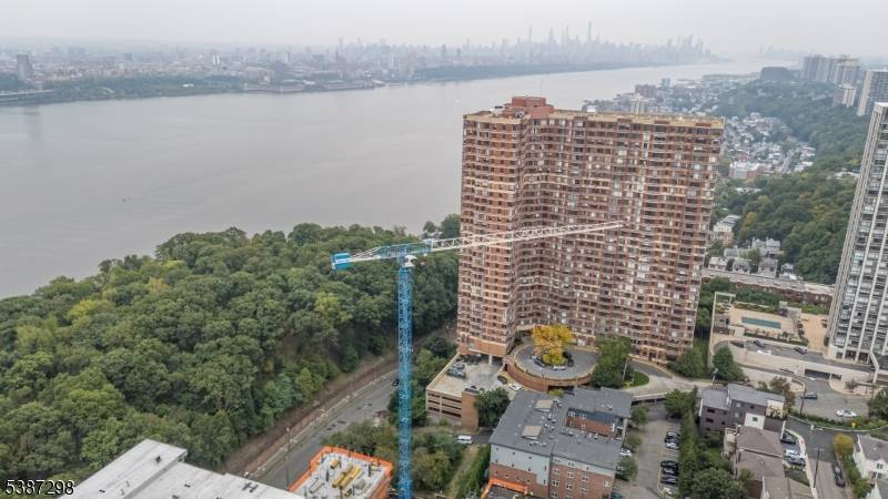 Fort Lee Boro, NJ 07024,107 Old Palisade Rd