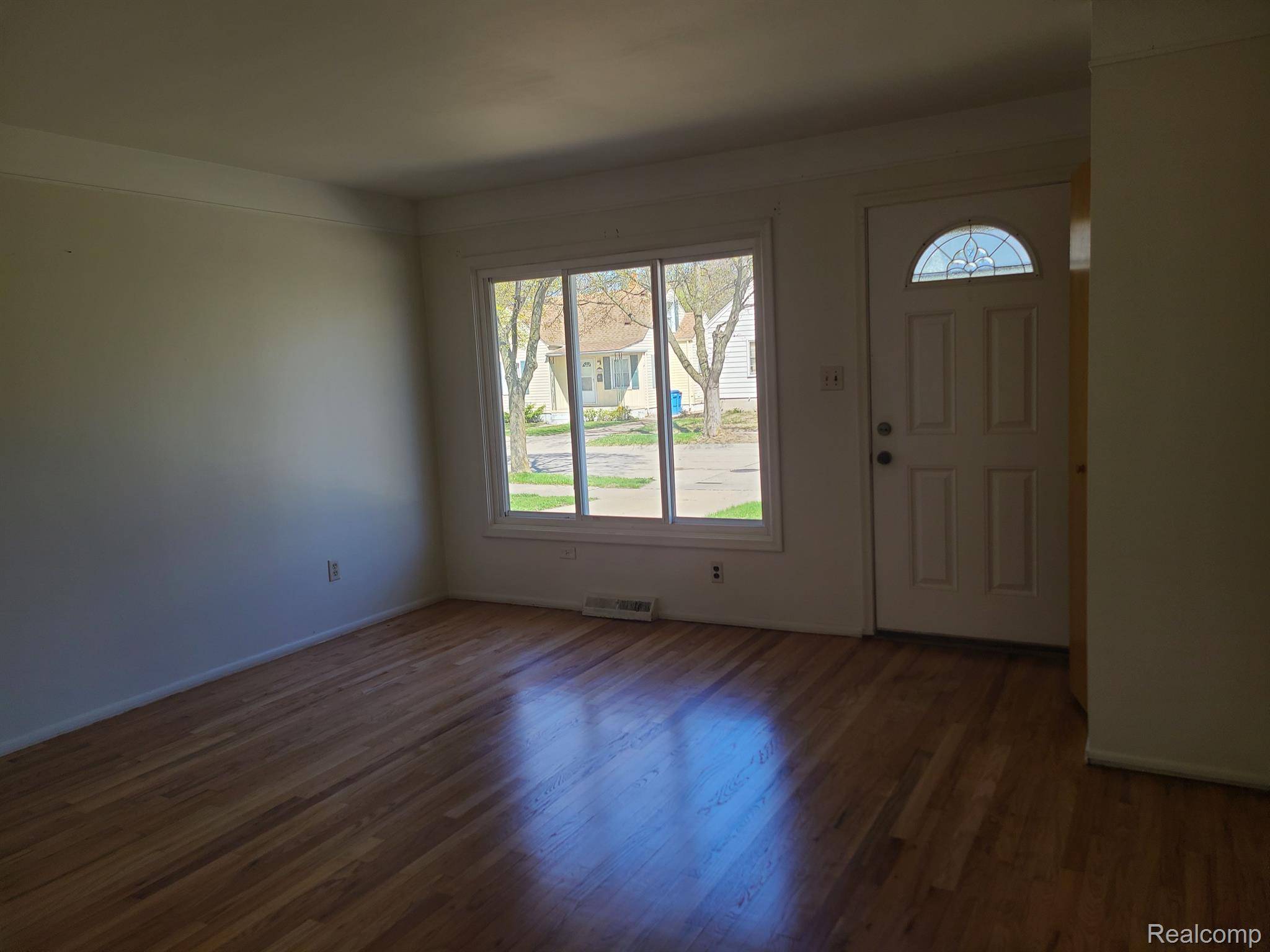 Dearborn Heights, MI 48125,5652 WESTPOINT ST