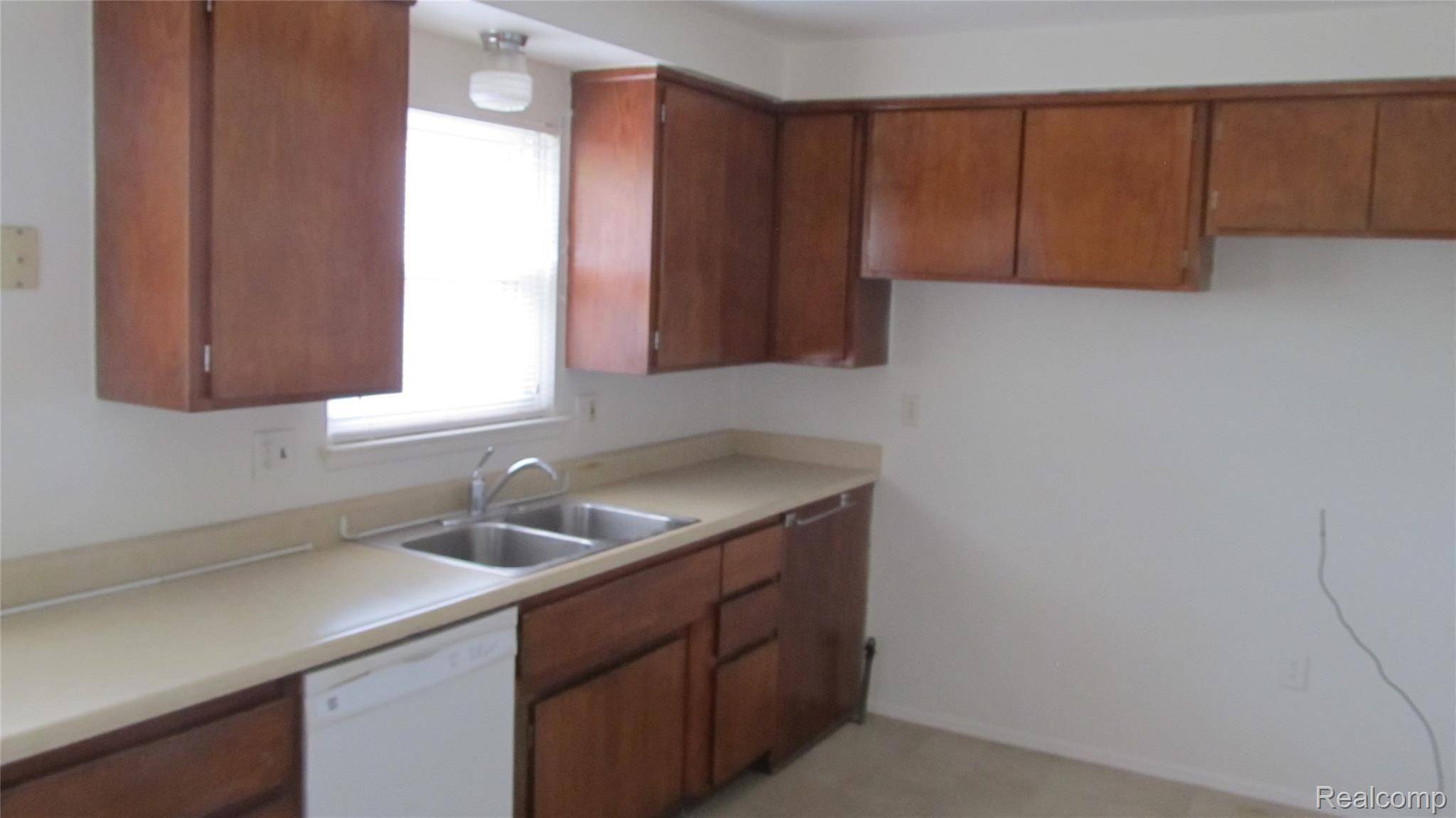 Dearborn Heights, MI 48125,5652 WESTPOINT ST