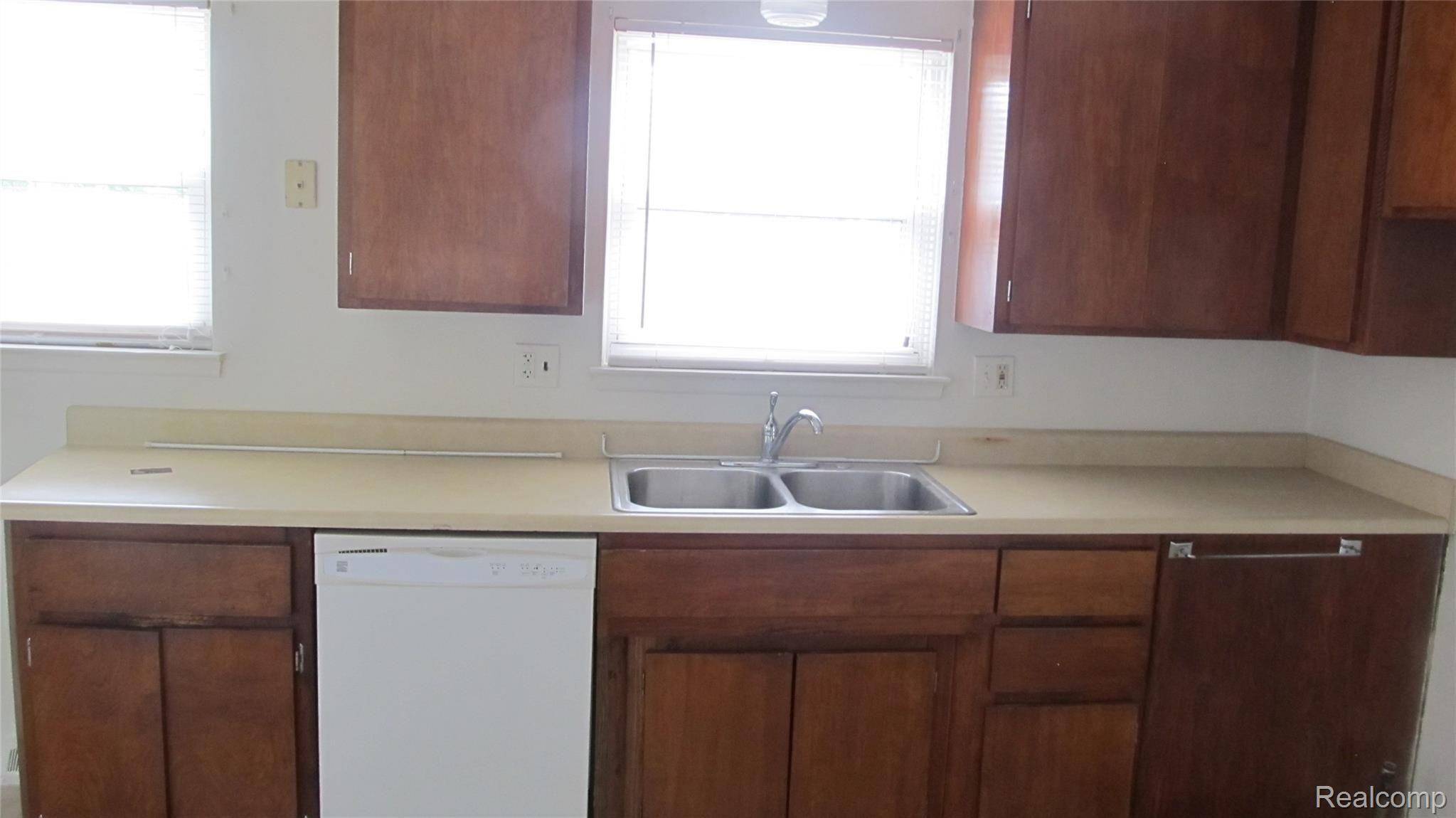 Dearborn Heights, MI 48125,5652 WESTPOINT ST