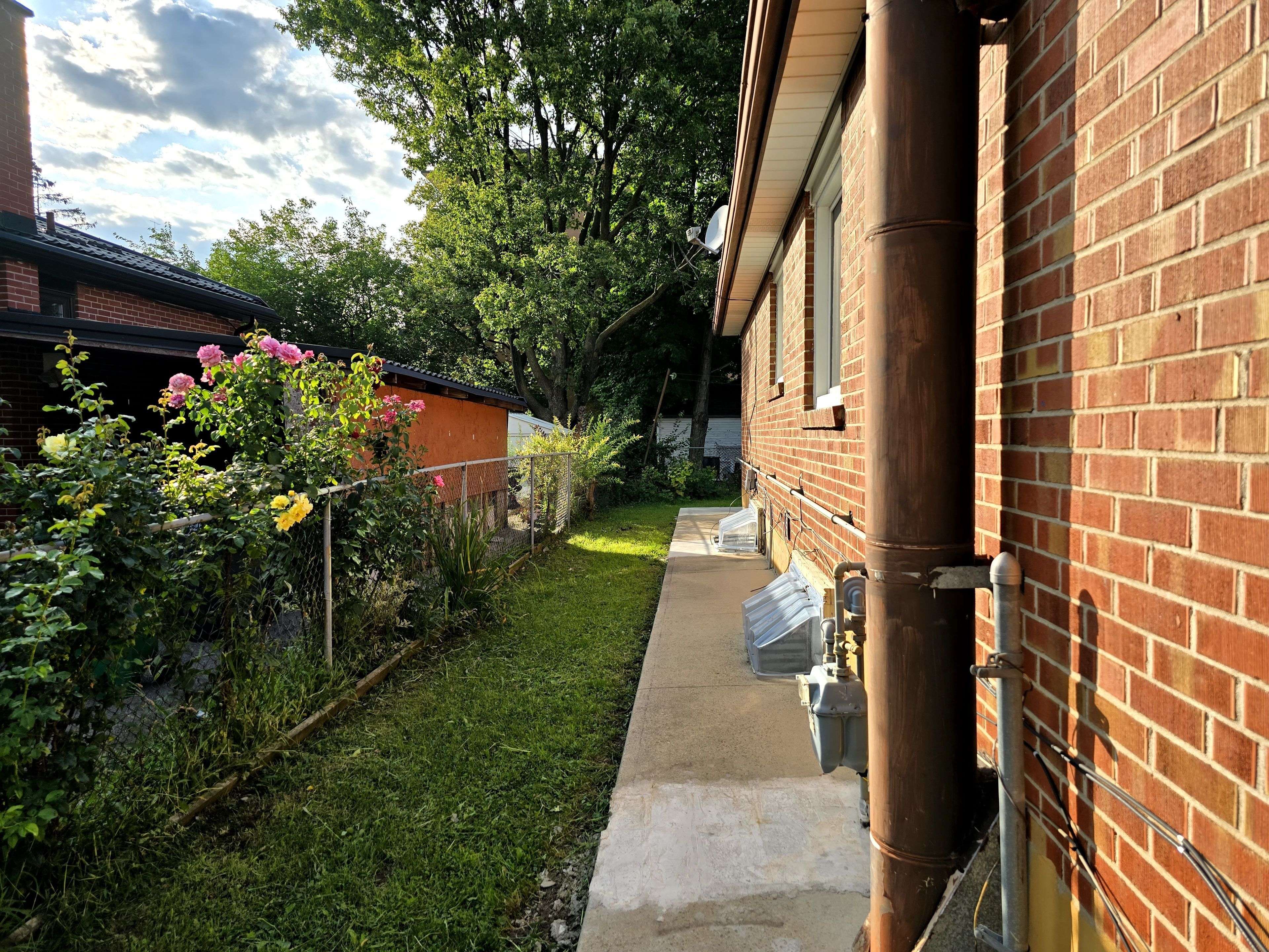 Brampton, ON L6V 1E6,14 Charles ST