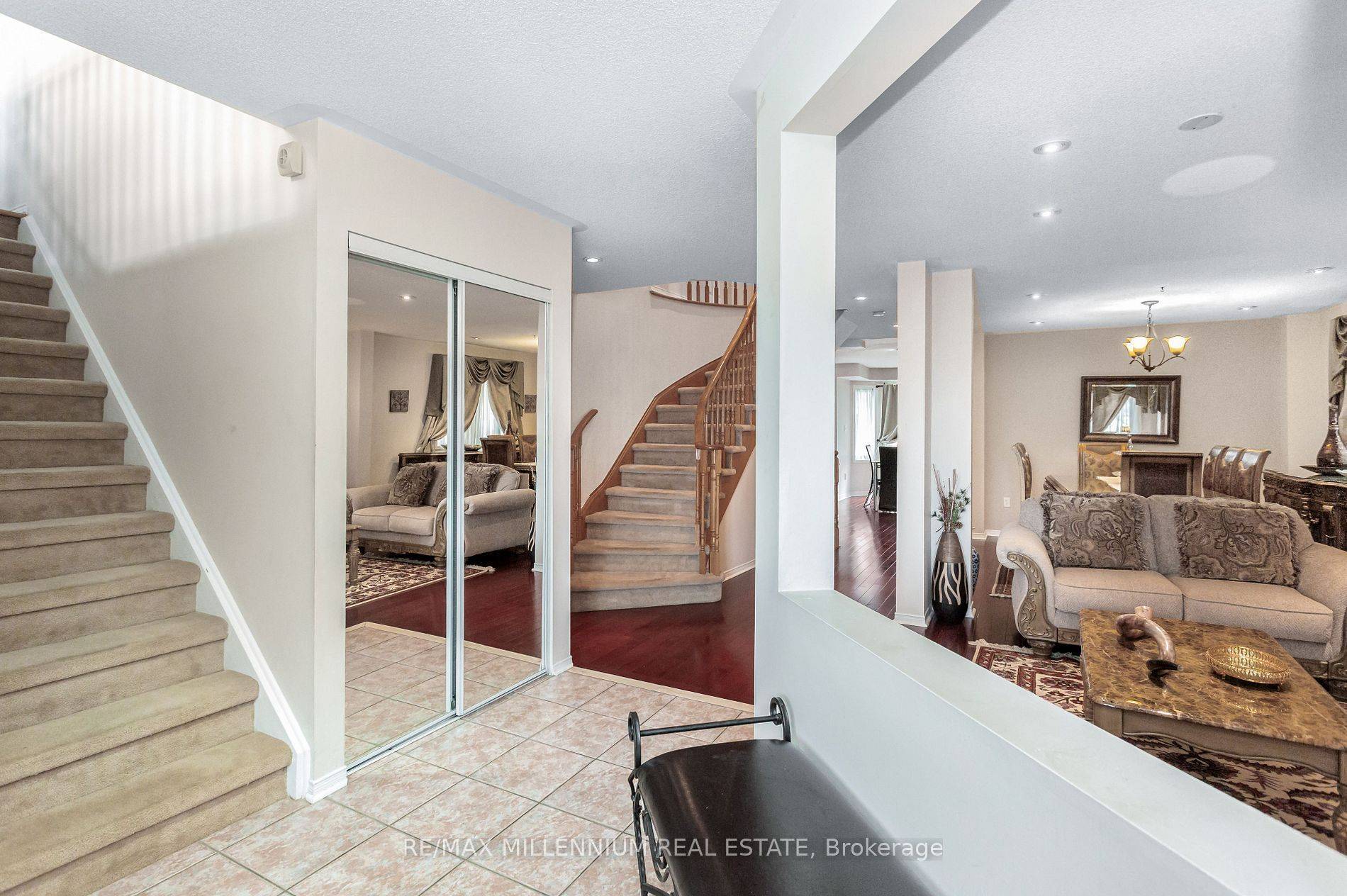 Mississauga, ON L5V 2L5,5525 Heatherleigh AVE