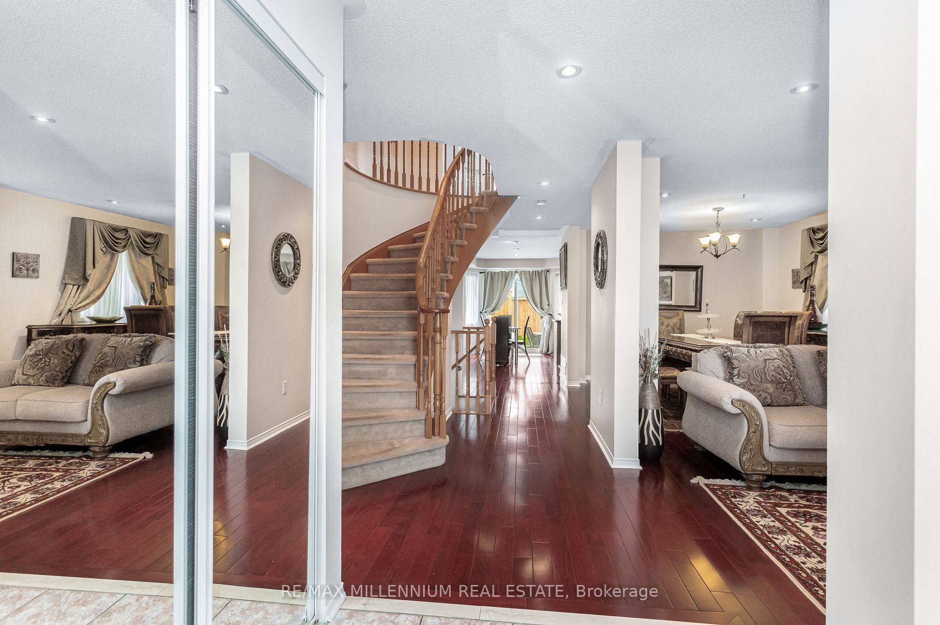 Mississauga, ON L5V 2L5,5525 Heatherleigh AVE