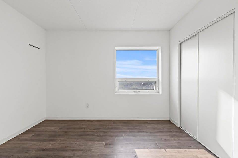 Hamilton, ON L8L 2B1,220 Cannon ST E #910