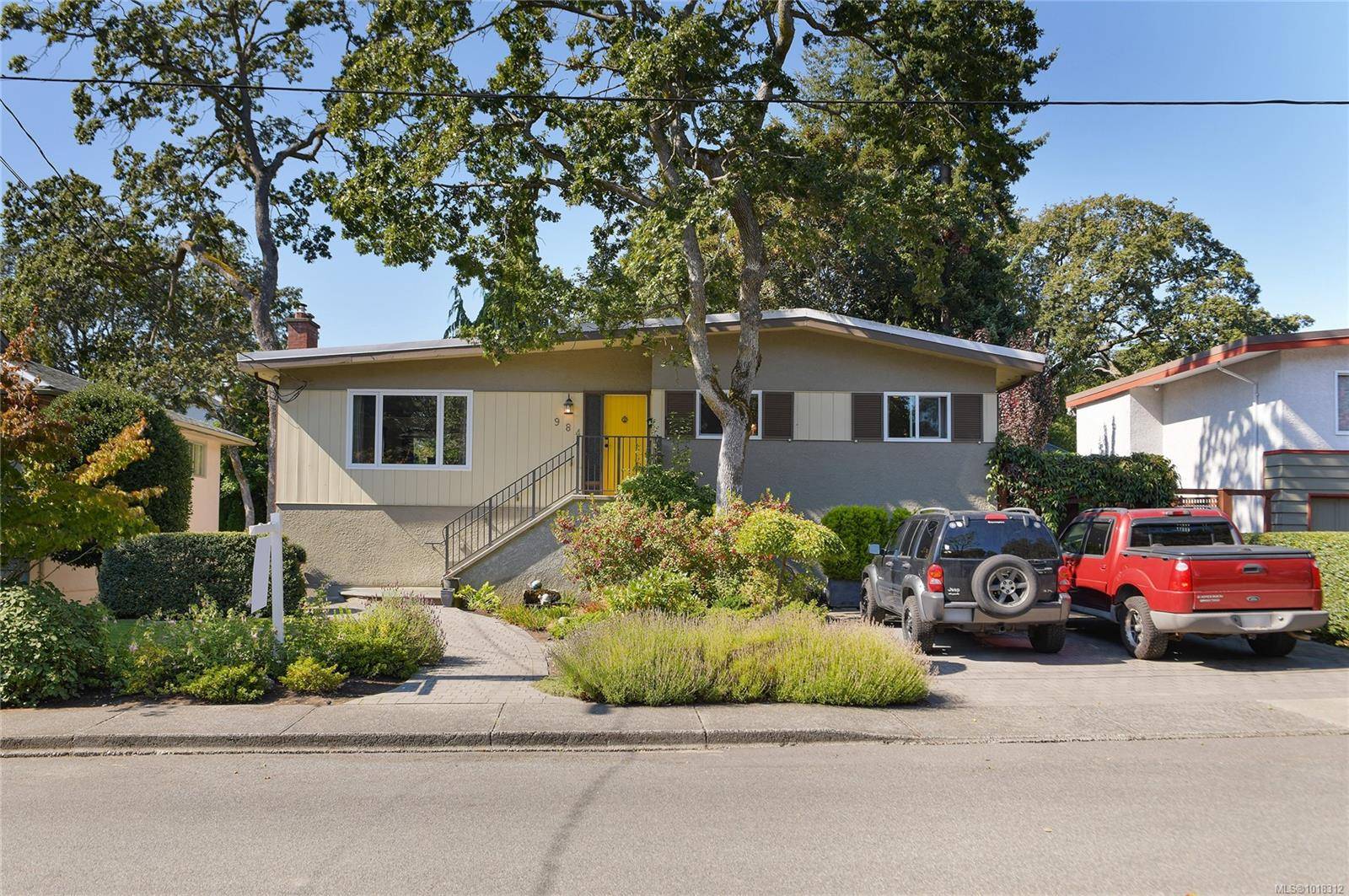 Victoria, BC V8S 2G5,984 Brighton Cres