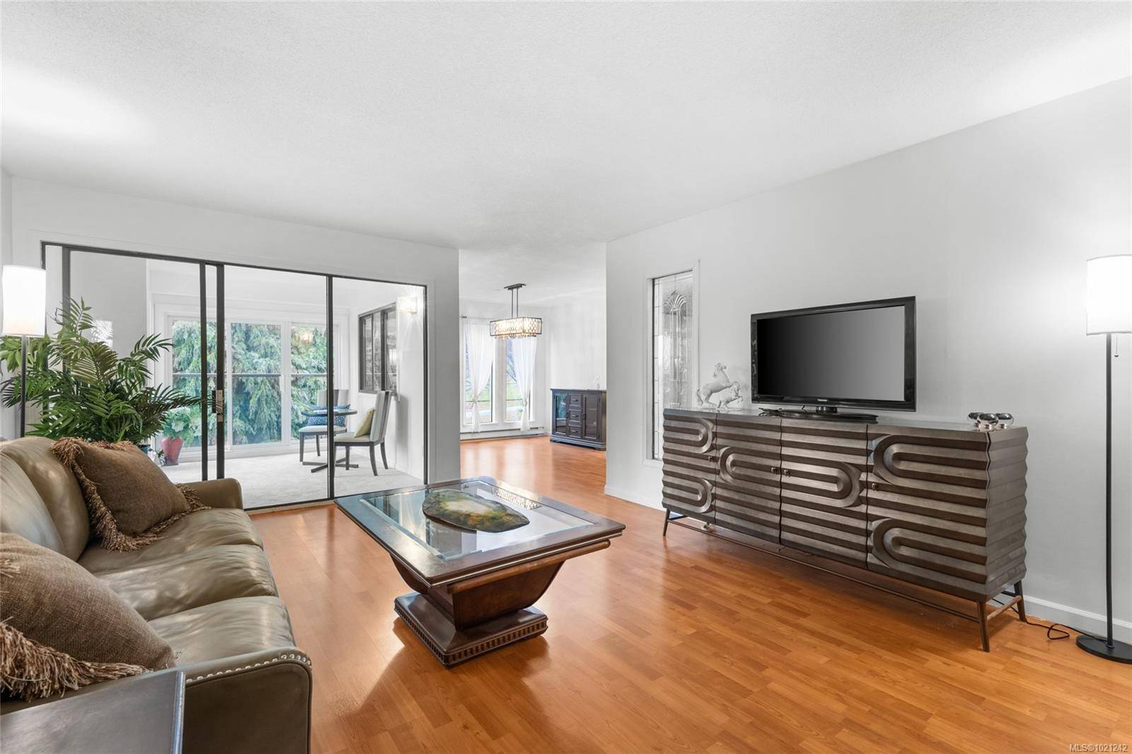 Saanich, BC V8P 1A9,1875 Lansdowne Rd #405