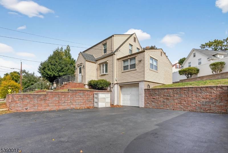 Kearny Town, NJ 07032,870 Passaic Ave