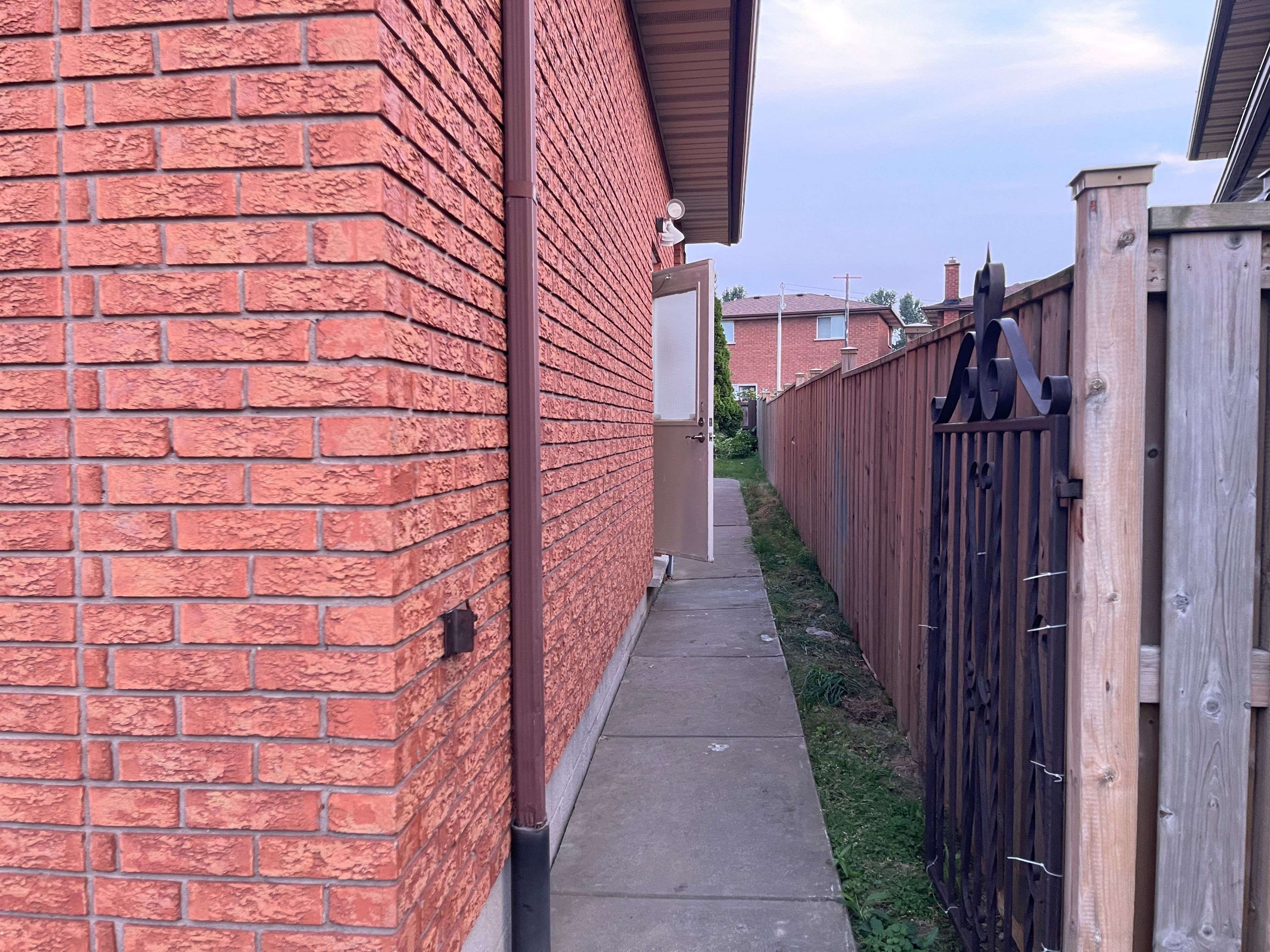 Hamilton, ON L9C 6Z2,353 Darlington CT #Lower & Main