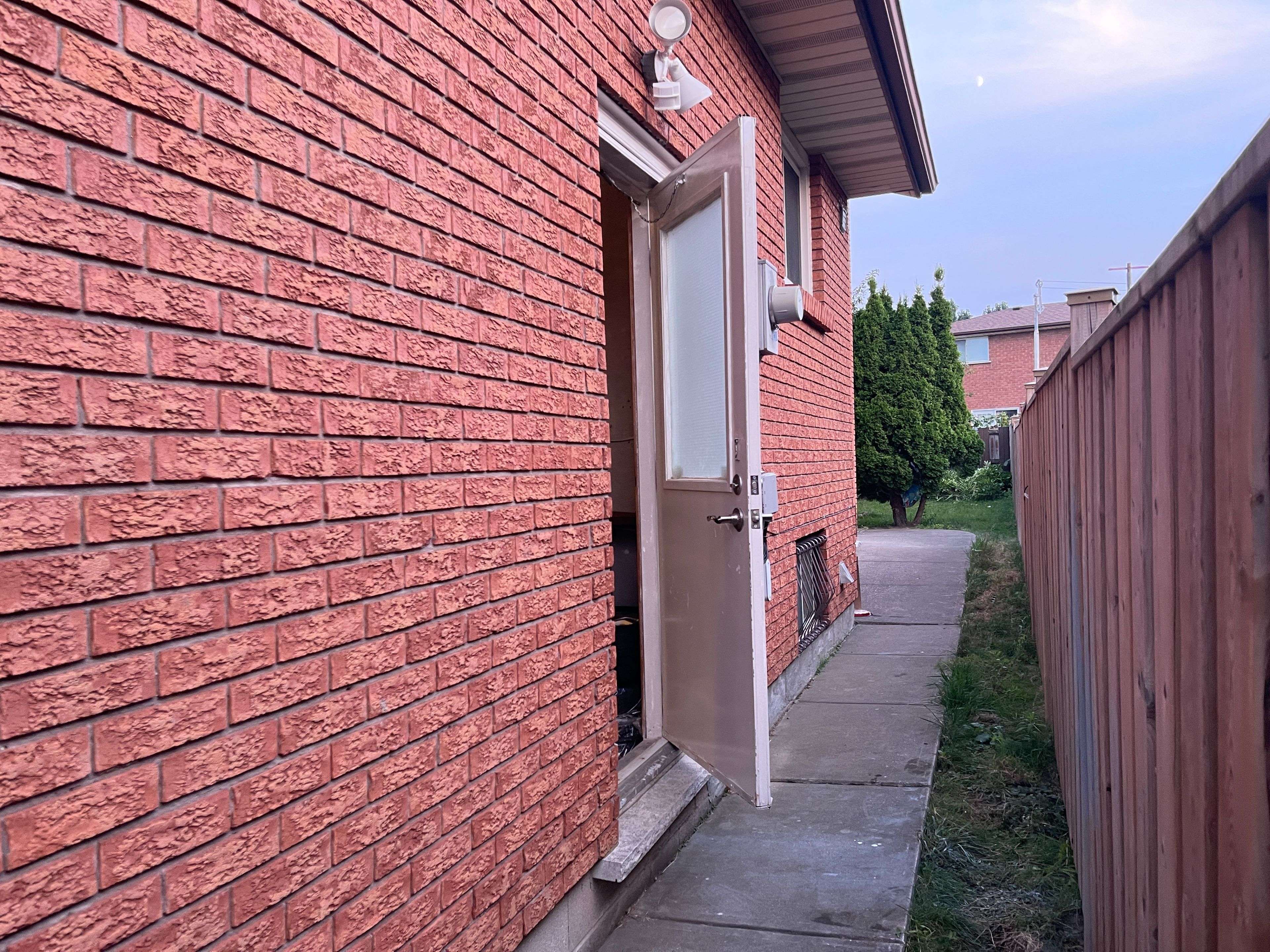 Hamilton, ON L9C 6Z2,353 Darlington CT #Lower & Main