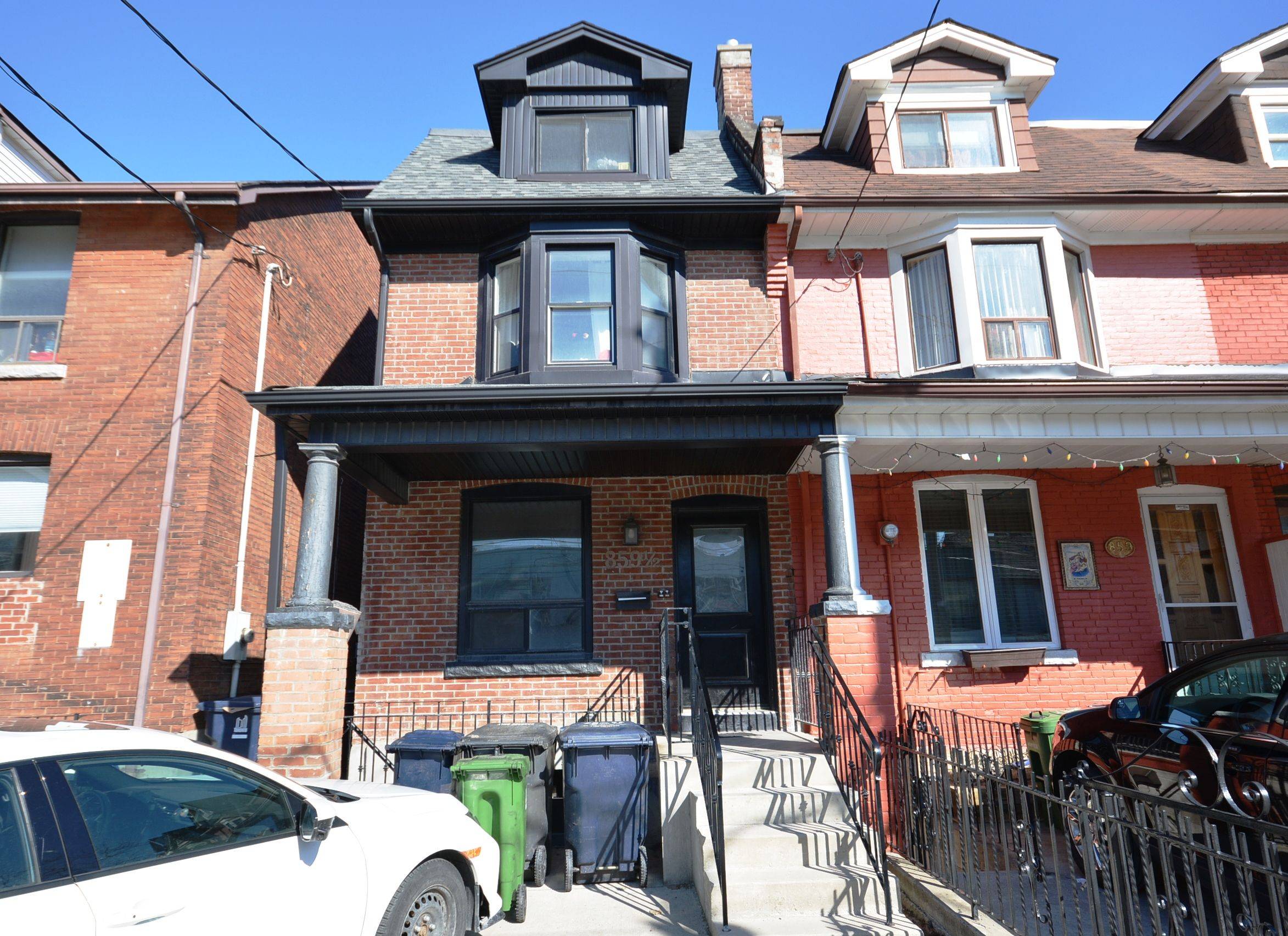 Toronto C02, ON M5R 3G2,859 1/2 Bathurst ST #Upper
