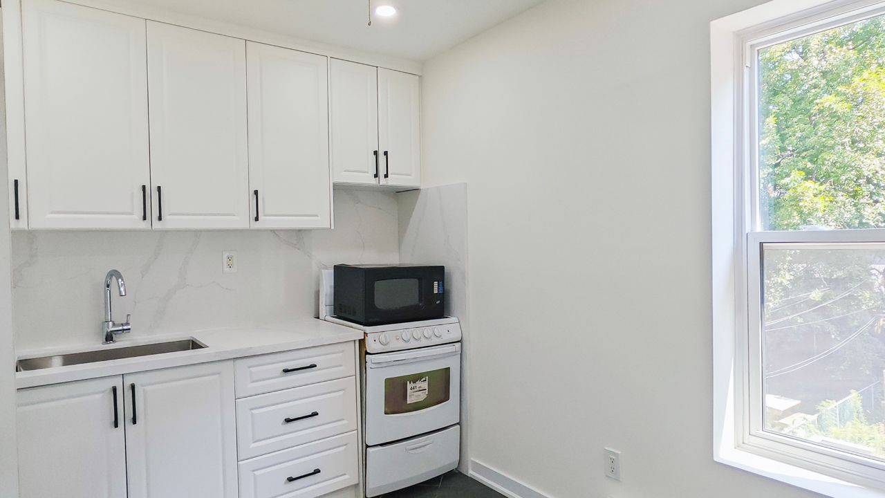 Toronto C02, ON M5R 3G2,859 1/2 Bathurst ST #Upper