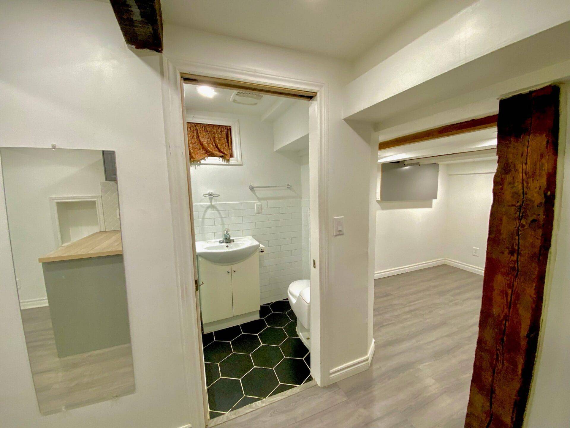 Toronto C02, ON M6G 2Z4,486 Clinton ST #6