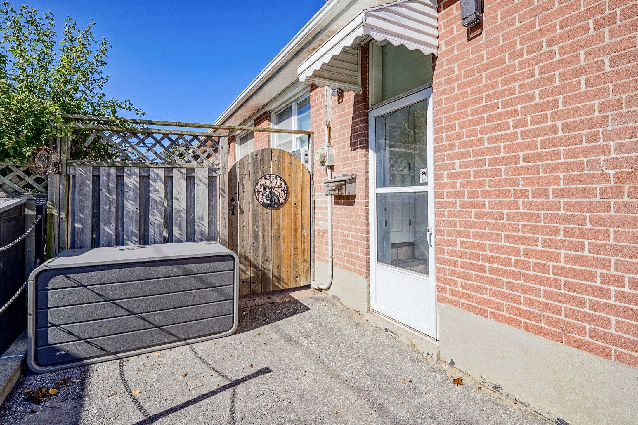 Whitby, ON L1N 1Z3,326 Rosedale DR W #Bsmt