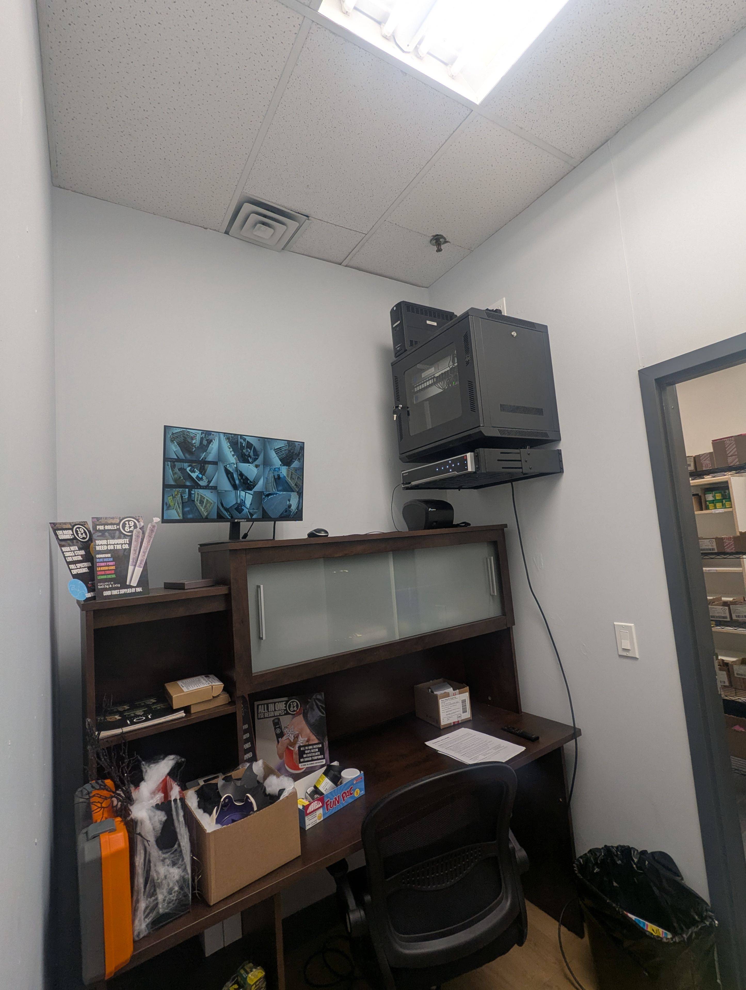 Mississauga, ON L5N 6A1,17 Queen ST N #2B