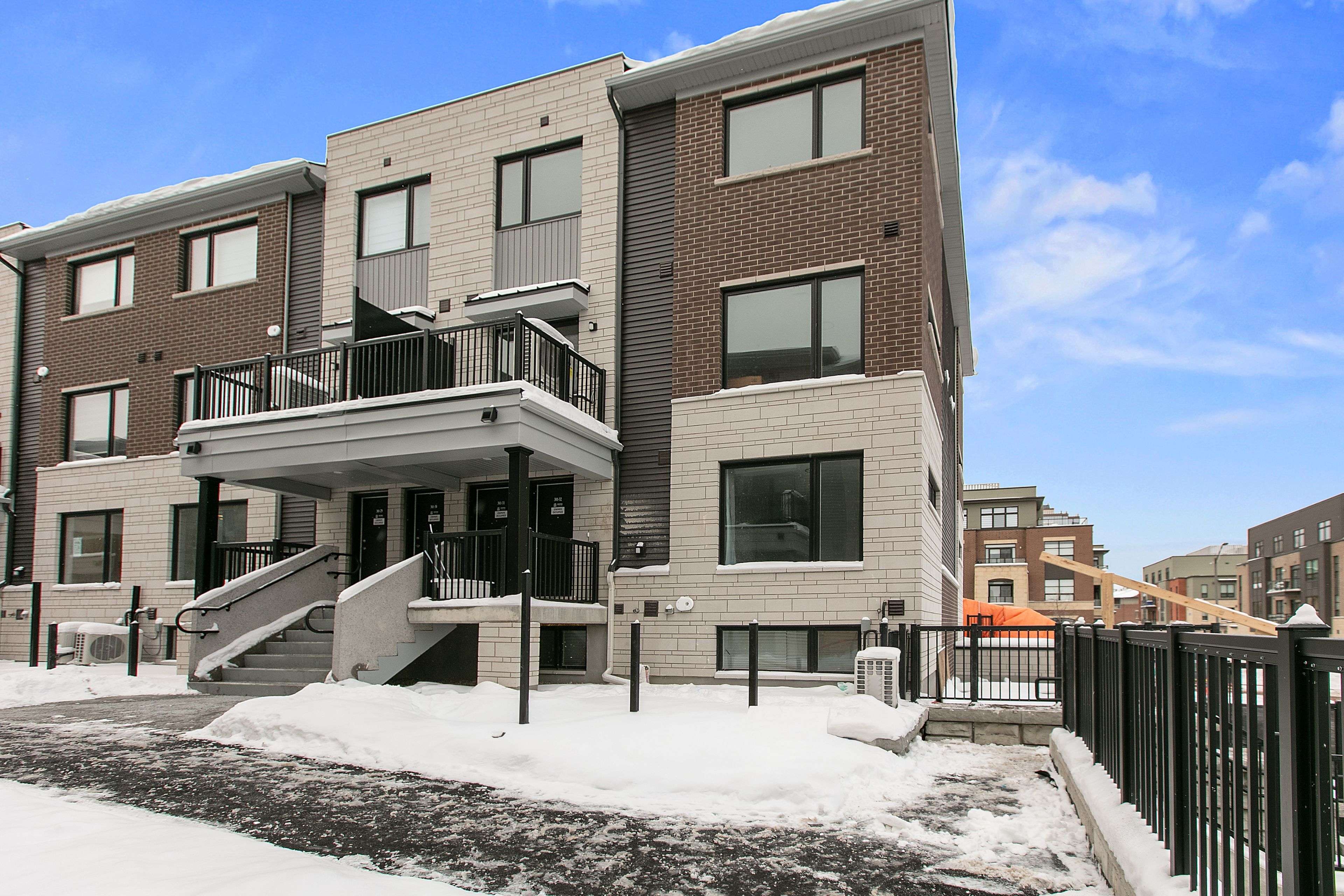 Barrhaven, ON K2J 5W2,301 GLENROY GILBERT DR #32