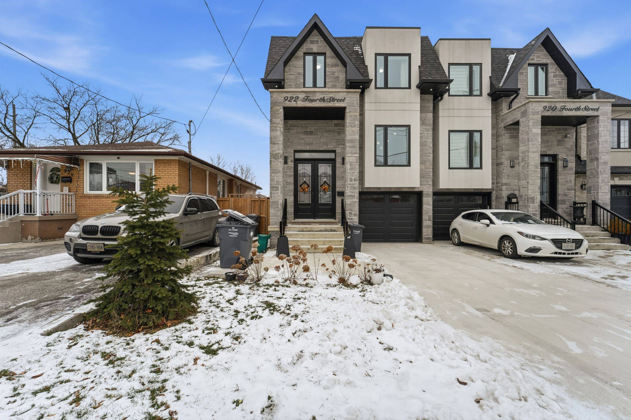 Mississauga, ON L5E 1J6,922 Fourth ST