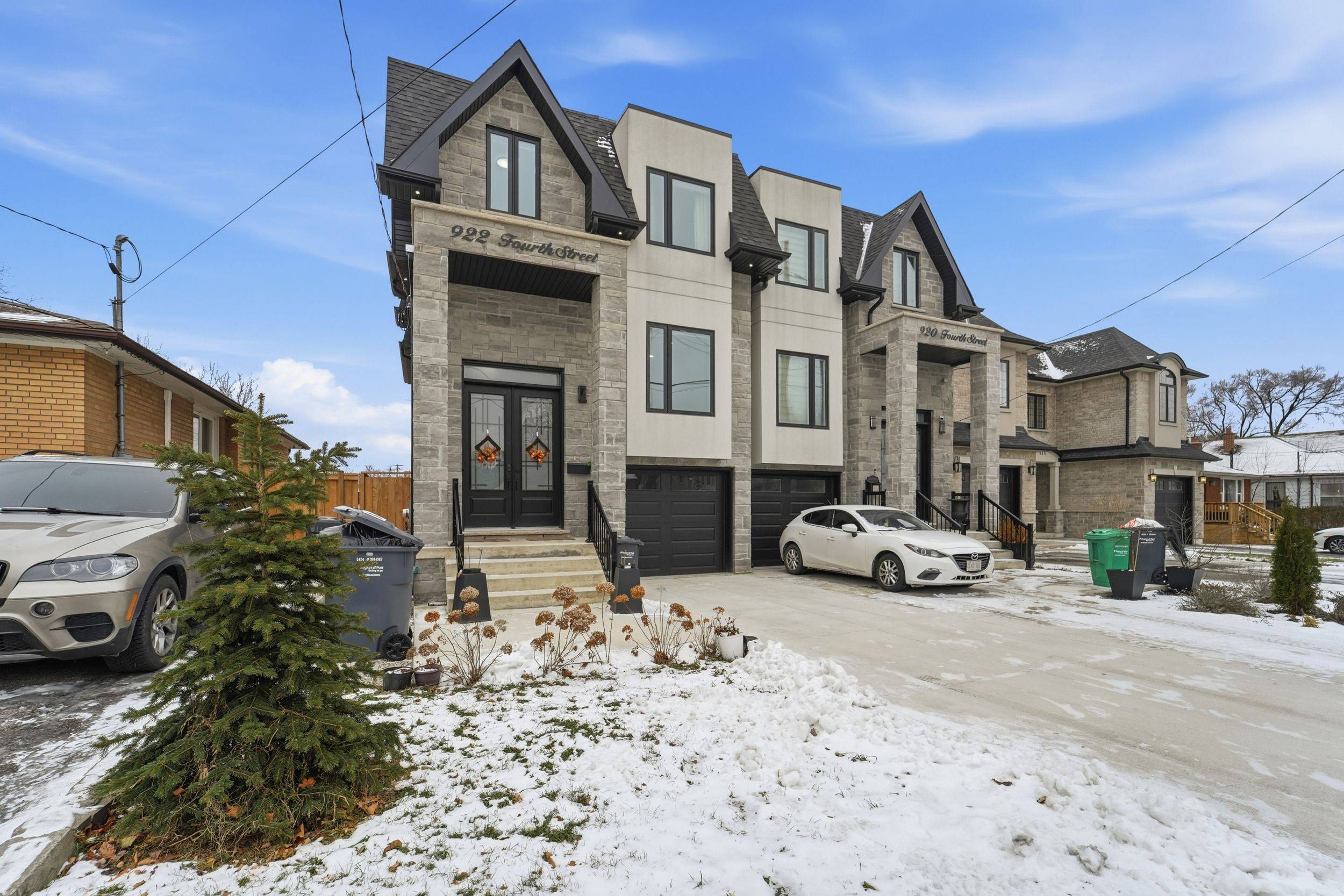 Mississauga, ON L5E 1J6,922 Fourth ST