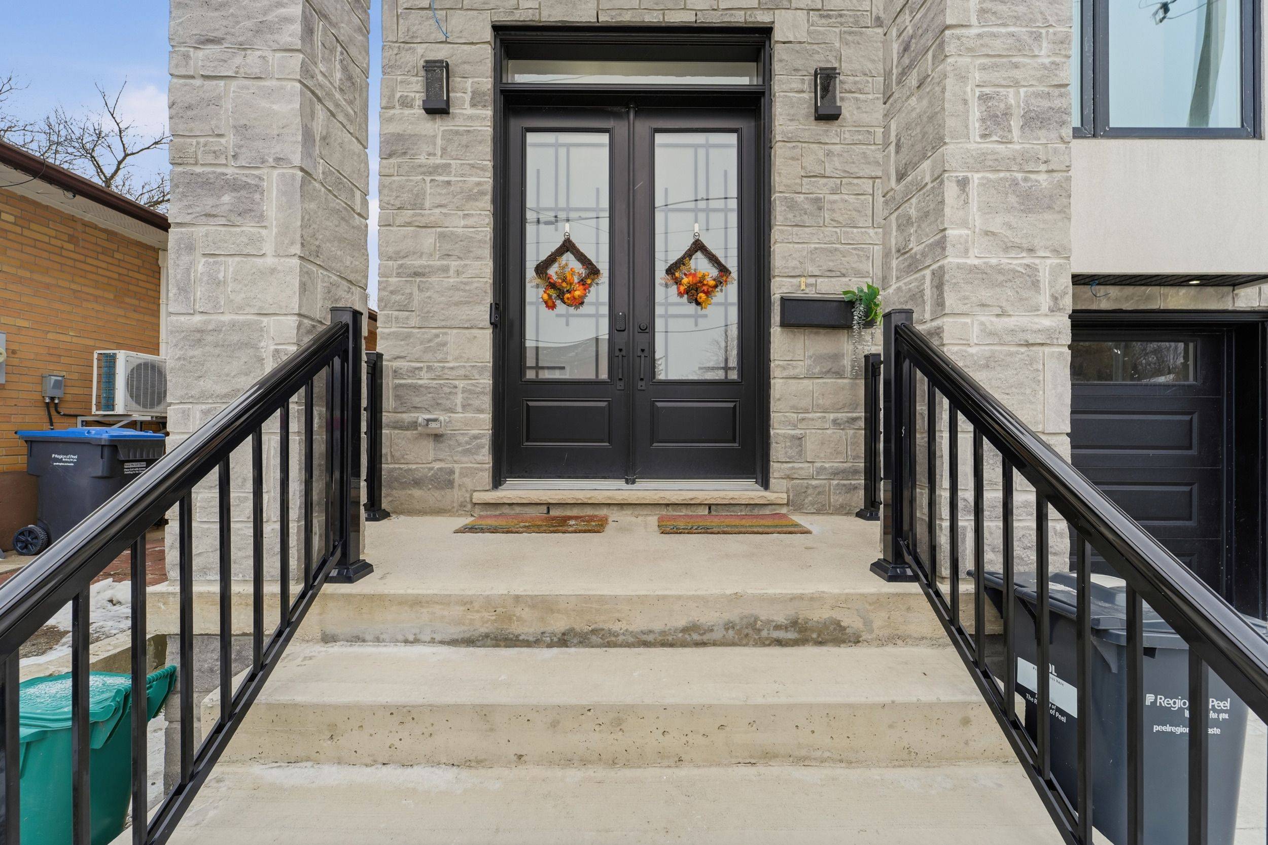 Mississauga, ON L5E 1J6,922 Fourth ST