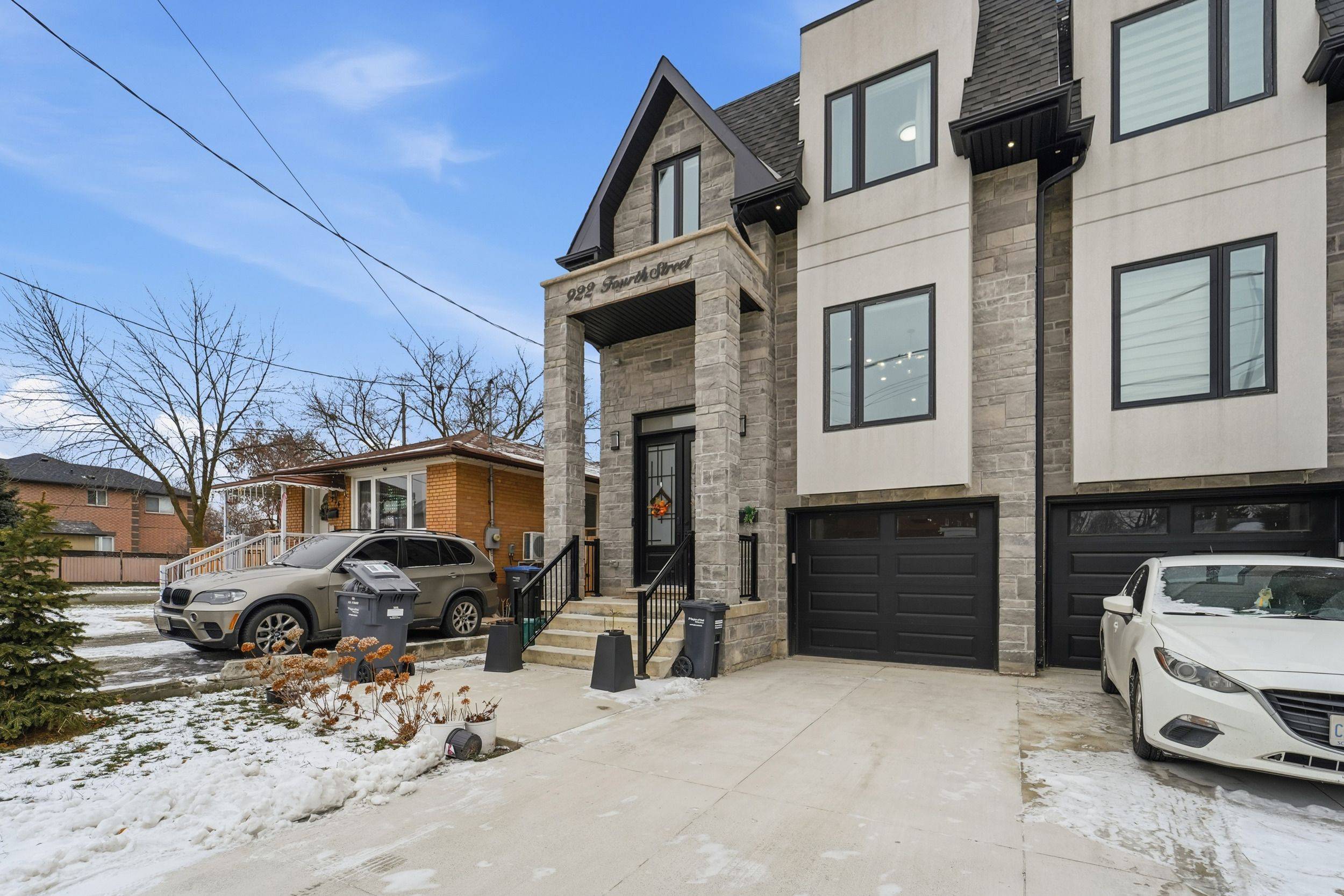 Mississauga, ON L5E 1J6,922 Fourth ST