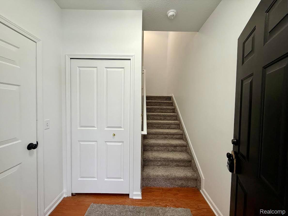 Romulus, MI 48174,29067 Cullen DR