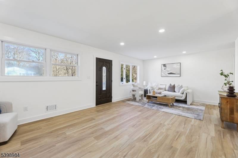 Hopatcong Boro, NJ 07874,36 Ruth St