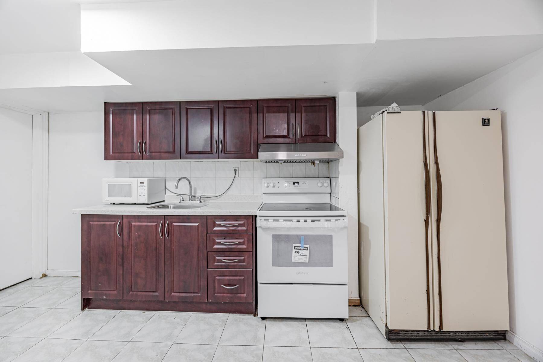 Toronto C01, ON M6J 3R4,144 Wolseley ST #B3