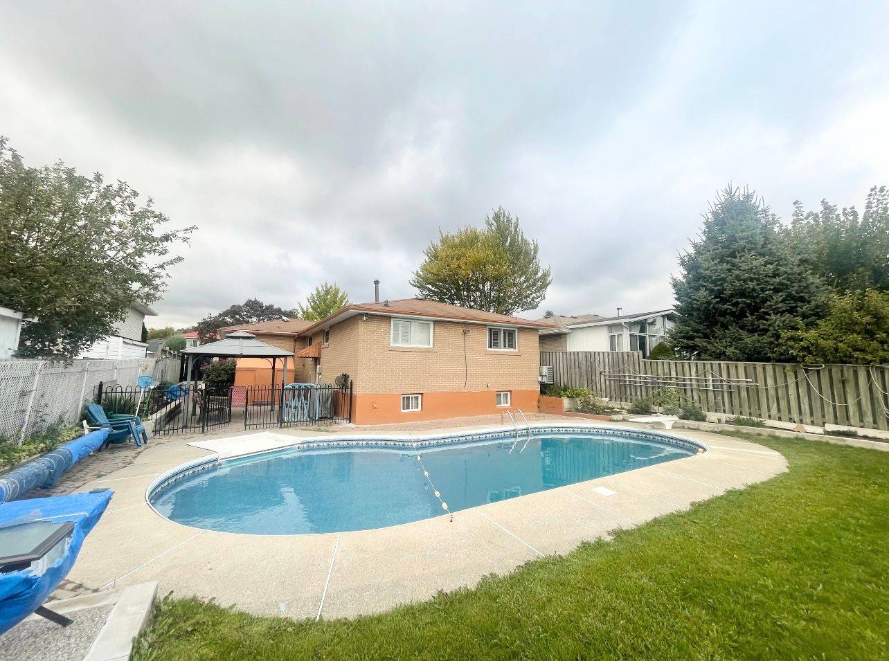 Toronto E10, ON M1C 2A8,29 Charles Tupper DR